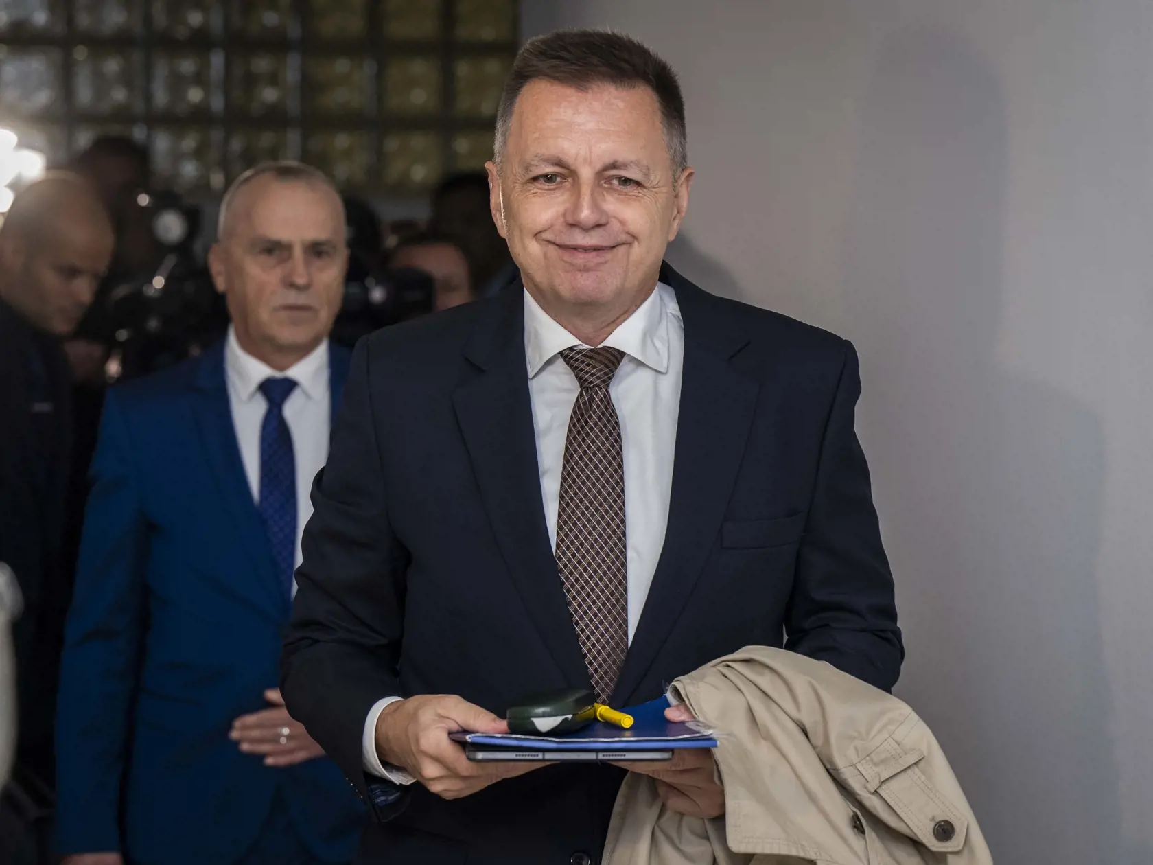 Na snímke sprava obžalovaný guvernér Národnej banky Slovenska (NBS) a exminister financií Peter K. (vľavo) a advokát Ondrej Mularčík prichádzajú na hlavné pojednávanie na Špecializovaný trestný súd (ŠTS) v Pezinku v piatok 11. októbra 2024. Expolitika Smeru Petra K. obžaloval prokurátor za to, že v roku 2017 podplatil riaditeľa finančnej správy Františka Imreczeho, aby zariadil urýchlenie niektorých konaní vo firmách Kažimírovho známeho. Kým bývalý prezident daniarov Imrecze tvrdí, že za to dostal úplatok necelých 50-tisíc eur, exminister Kažimír korupčné správanie od začiatku popiera. FOTO TASR - Jakub Kotian