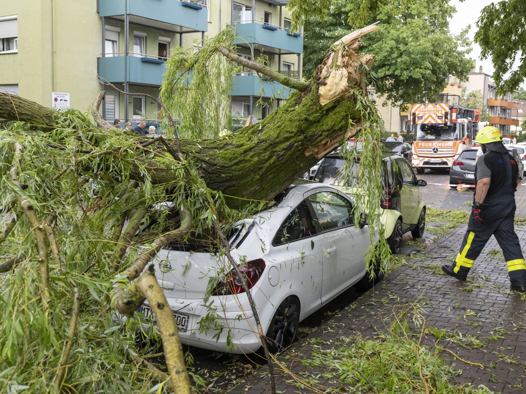 WA 41 Frankfurt - Hasiči odstraňujú polámané konáre stromov, ktoré spadli na zaparkované auto počas búrky v nemeckom meste Frankfurt vo štvrtok 22. júna 2023. FOTO TASR/AP


Firefighters clear branches of a fallen tree from a parked car after a severe storm in Frankfurt, Germany, Thursday, June 22, 2023. (Boris Roessler/dpa via AP)