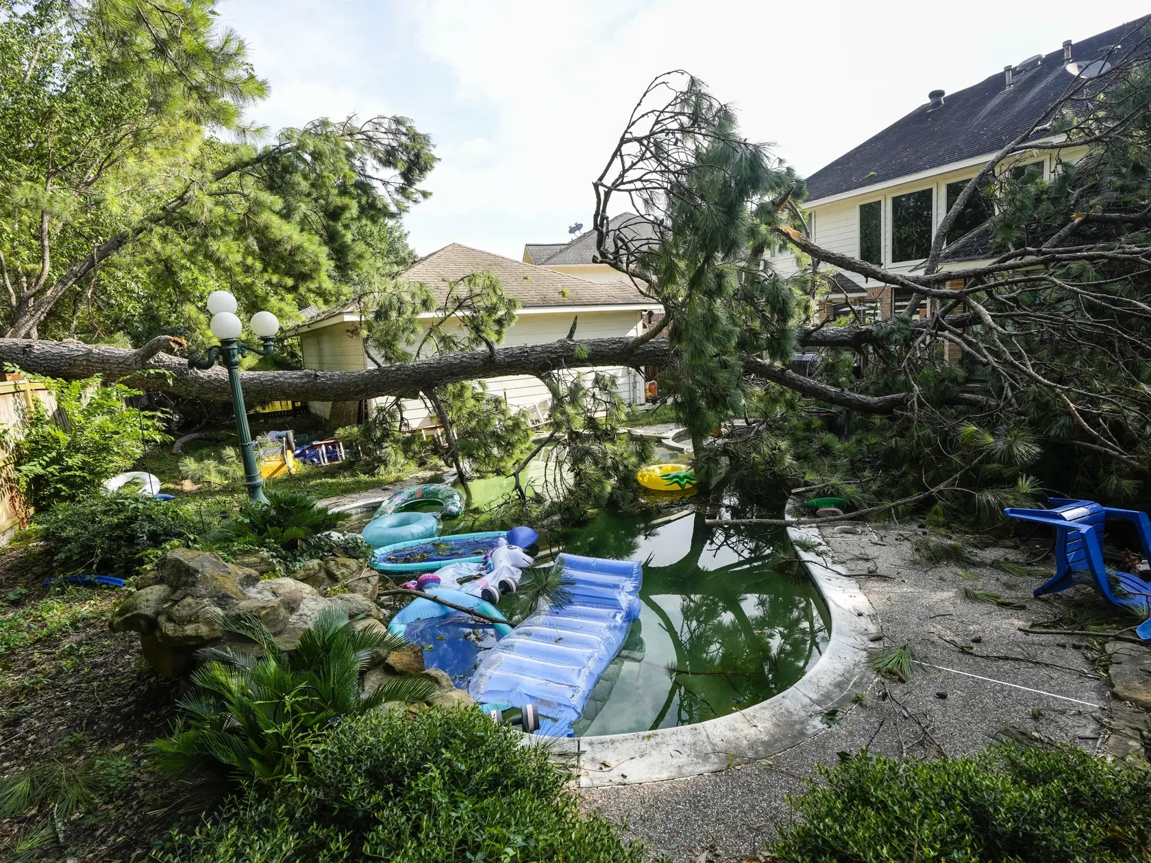 WA 39 Spring - Polámané konáre stromov ležia na dvore domu po silnom tornáde v texaskom meste Spring vo štvrtok 22. júna 2023. Silné tornádo na severe amerického štátu Texas si vyžiadalo najmenej štyroch mŕtvych a desať zranených.  Texas a časť juhu Spojených štátov v posledných dňoch sužujú búrky a vlny horúčav, pričom teploty dosahujú až 40 stupňov Celzia. FOTO TASR/AP
     

A toppled tree sits in the backyard of Grace Hatfield's home, Thursday, June 22, 2023 in Spring, Texas, after an overni