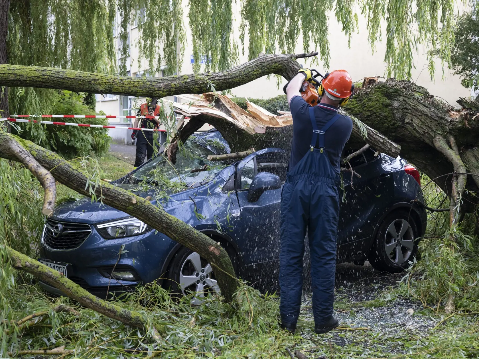 WA 42 Frankfurt - Hasiči odstraňujú polámané konáre stromov, ktoré spadli na zaparkované auto počas búrky v nemeckom meste Frankfurt vo štvrtok 22. júna 2023. FOTO TASR/AP


Firefighters clear branches of a fallen tree from a parked car after a severe storm in Frankfurt, Germany, Thursday, June 22, 2023. (Boris Roessler/dpa via AP)