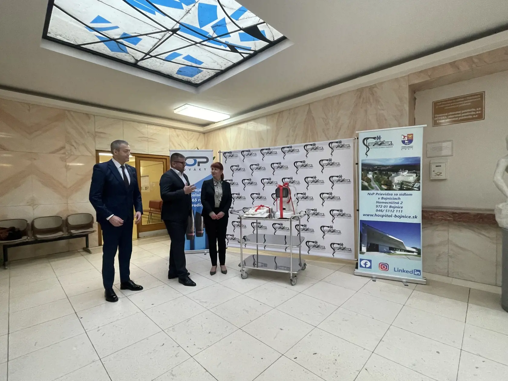 Na snímke zľava predseda Trenčianskeho samosprávneho kraja Jaroslav Baška, riaditeľ Nemocnice s poliklinikou Prievidza so sídlom v Bojniciach Peter Glatz a riaditeľka VOP Nováky Zuzana Helbichová pri odovzdávaní prístrojov Nemocnici s poliklinikou Prievidza so sídlom v Bojniciach 12. februára 2024. FOTO TASR - Alexandra Moštková