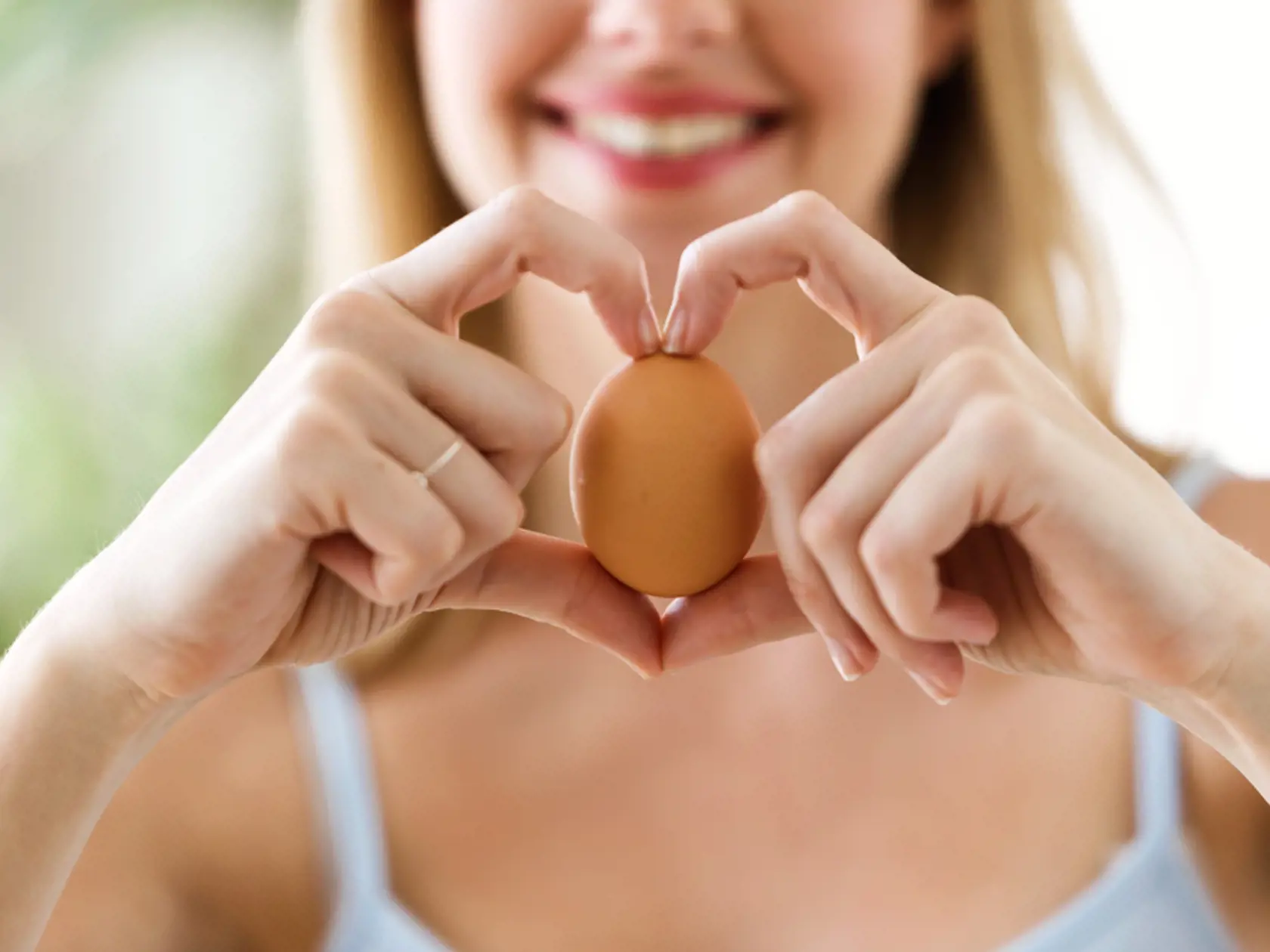 Stále veríte teórii, že by ste sa mali vyhýbať vajíčkam, pretože zvyšujú cholesterol v krvi? Je pravda, že žĺtko obsahuje veľké množstvo cholesterolu. Dokonca jedno stredné vajce pokryje 60% denného odporúčaného príjmu. Lenže kým žĺtko obsahuje asi 200 mg cholesterolu, bielko má naopak v sebe 1 700 mg lecitínu, ktorý cholesterol napomáha odbúravať.

Konzumácia vajec teda nezvyšuje množstvo cholesterolu v tele. Vajciam sa preto nevyhýbajte, ale naopak. Sú jedným z najvýživnejších potravín - obsah
