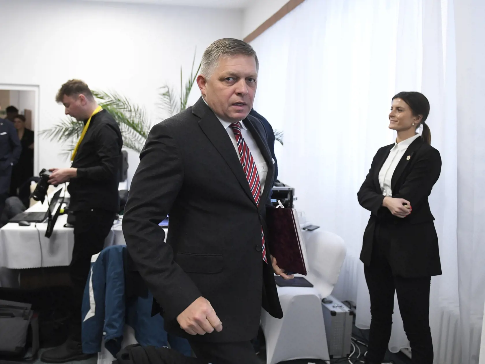 Tlačová konferencia po výjazdovom rokovaní vlády na Obecnom úrade v Kamenici nad Cirochou.