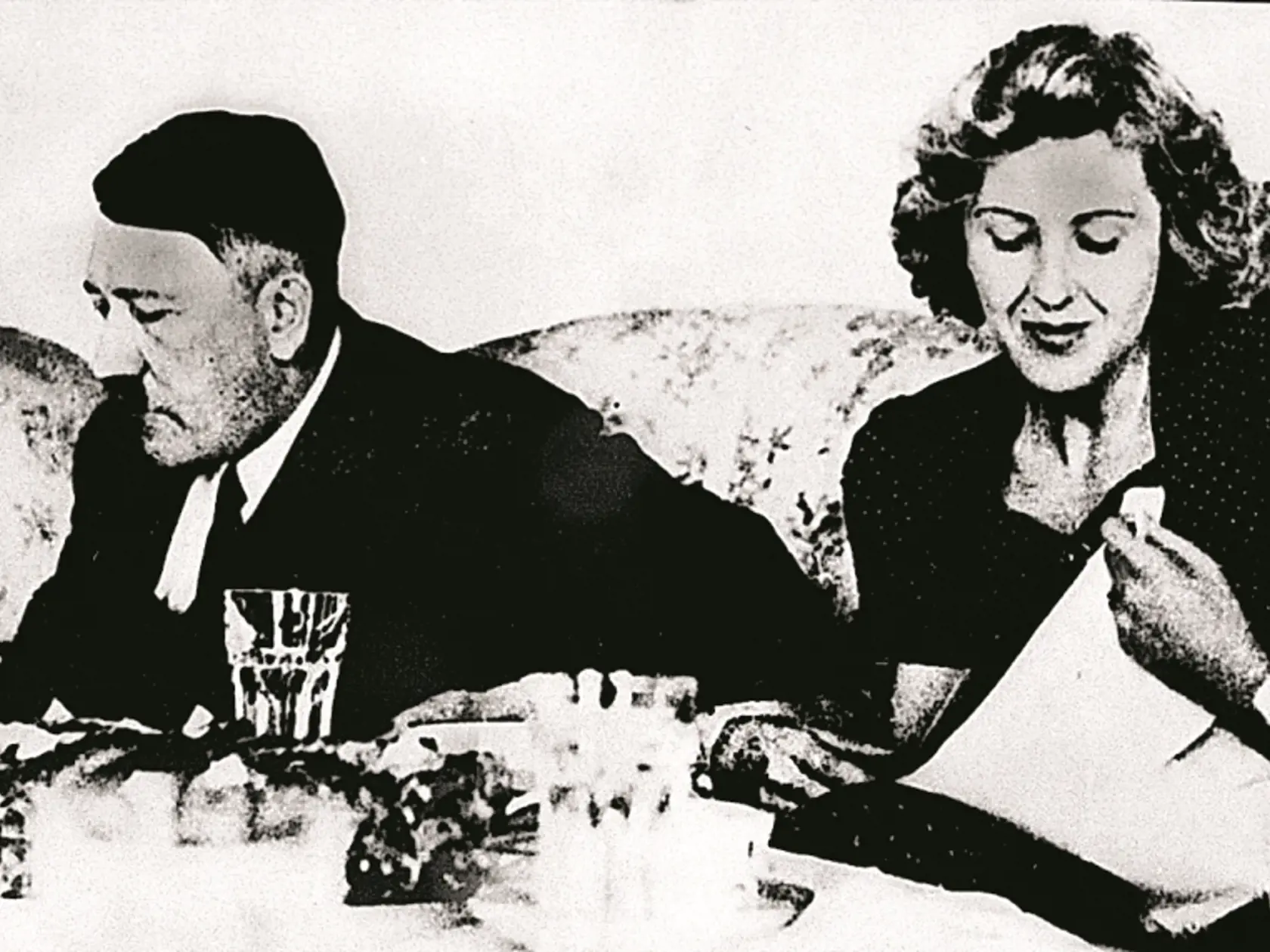 Posledné útočisko: Adolf Hitler a Eva Braunová v berlínskom bunkri.