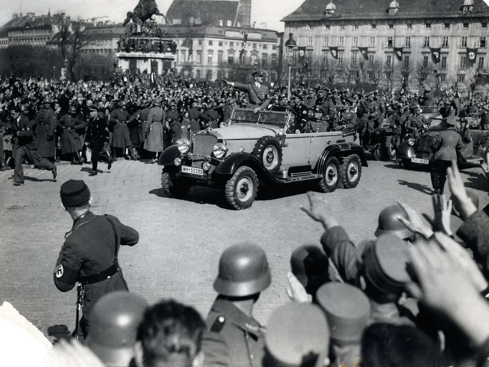 Vo Viedni: Hitler prichádza do Hofburgu.