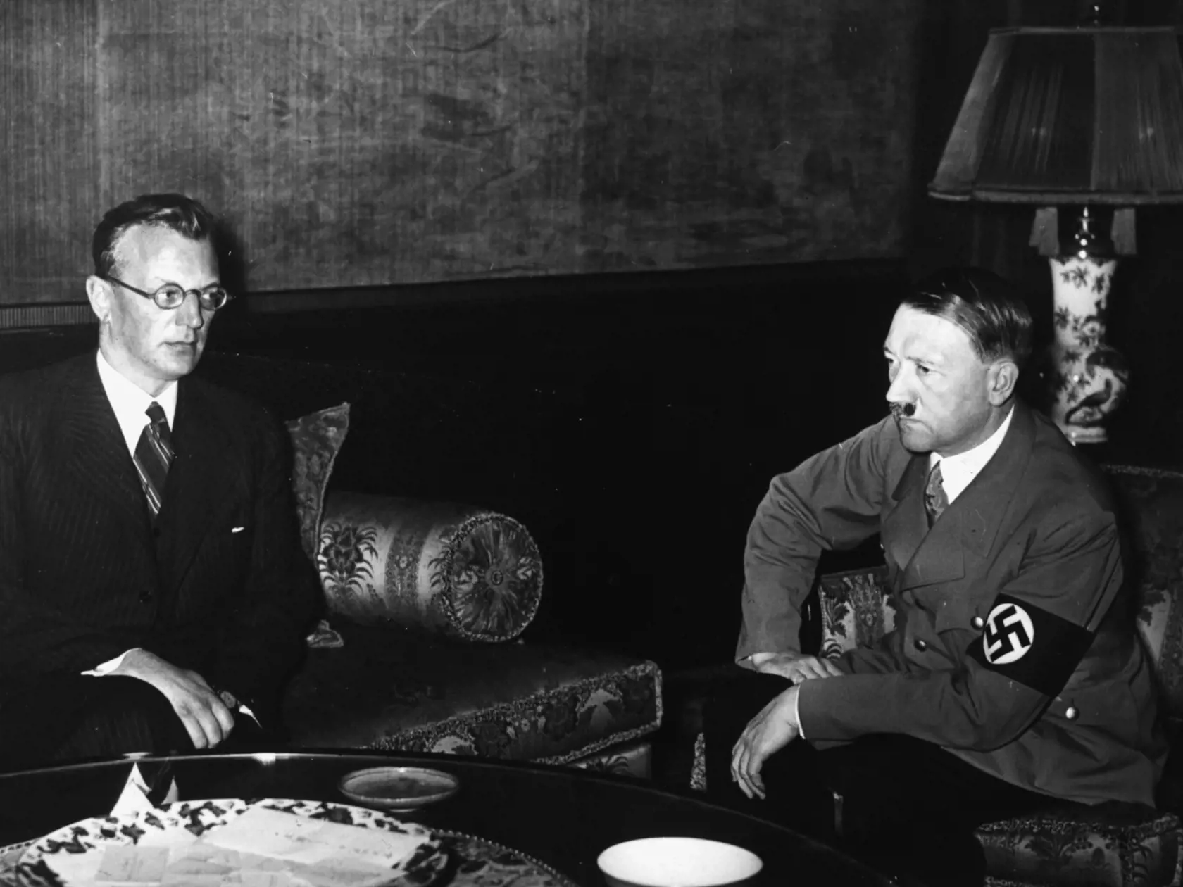 Hlavné postavy: Arthur Seyss-Inquart a Adolf Hitler.