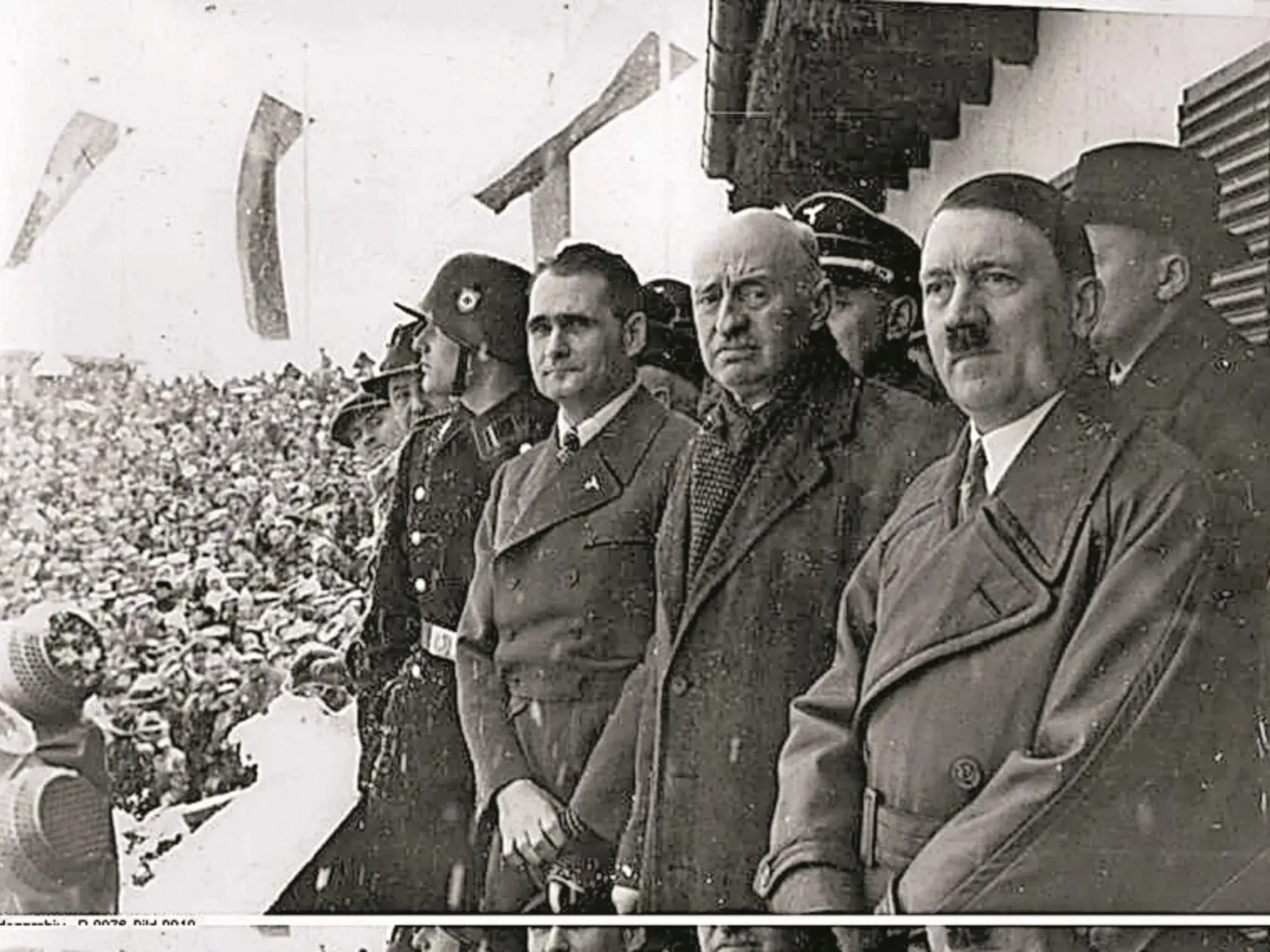 Olympijský šéf s nacistami: Zľava Rudolf Hess, prezident MOV Henri de Baillet-Latour a Adolf Hitler.
