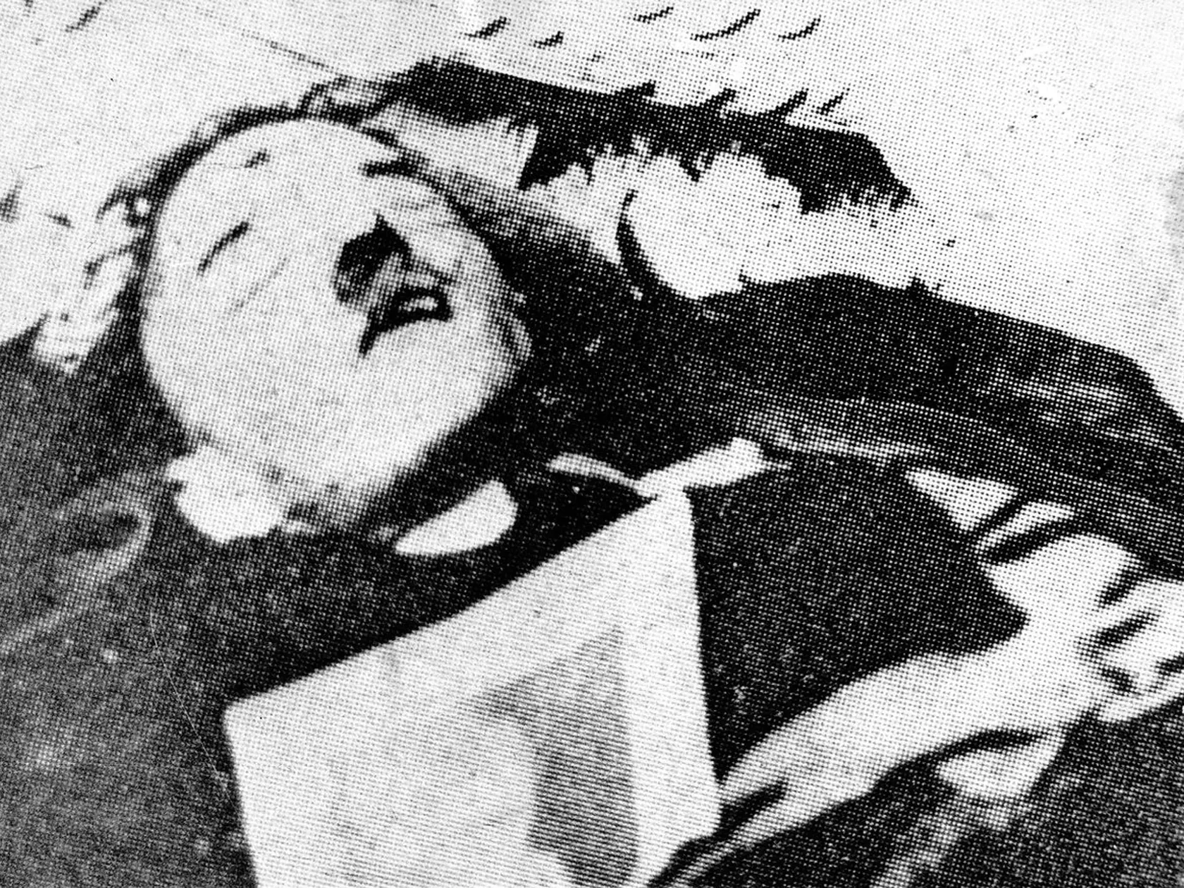 Sovietski vojaci odfotografovali mŕtve telo Hitlerovho dvojníka.