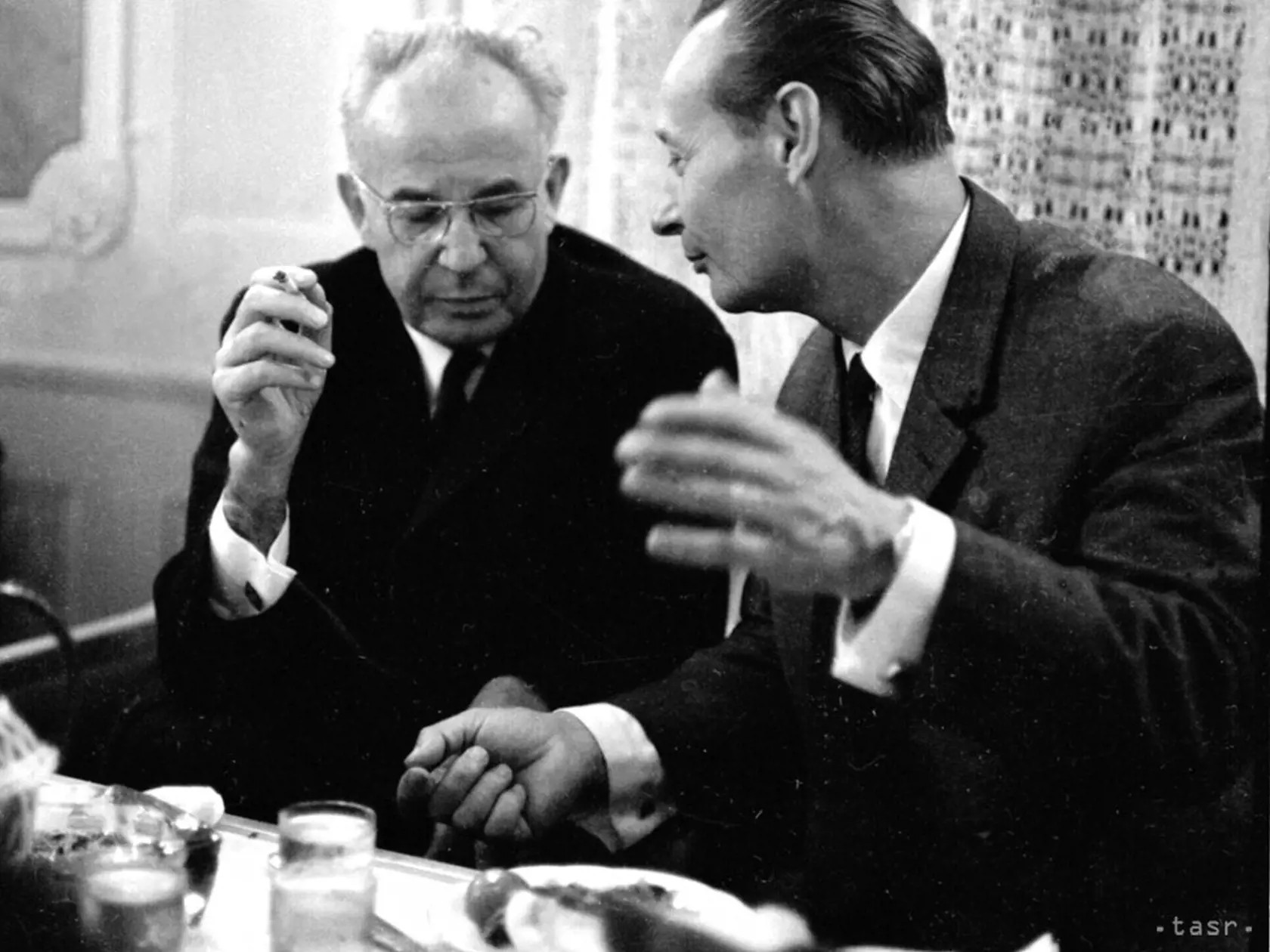 Dúbravka: Gustáv Husák (1913 - 1991), vľavo. Uhrovec: Alexander Dubček (1921 - 1992), vpravo.