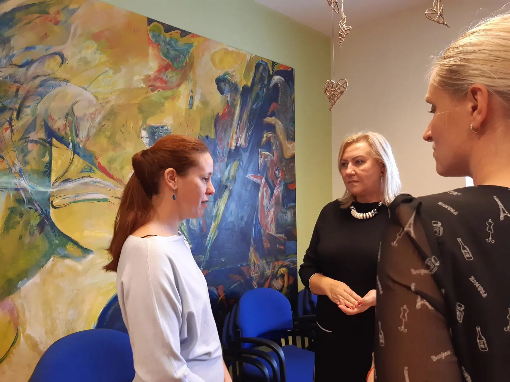 Eva Kováčová, výkonná riaditeľka Ligy proti rakovine (vpravo) sa mimoriadne teší že sa im podarilo pomôcť Petre Bachratej (vľavo), ktorá stratila mamu pred 6 rokmi a tri roky to odmietala prijať.