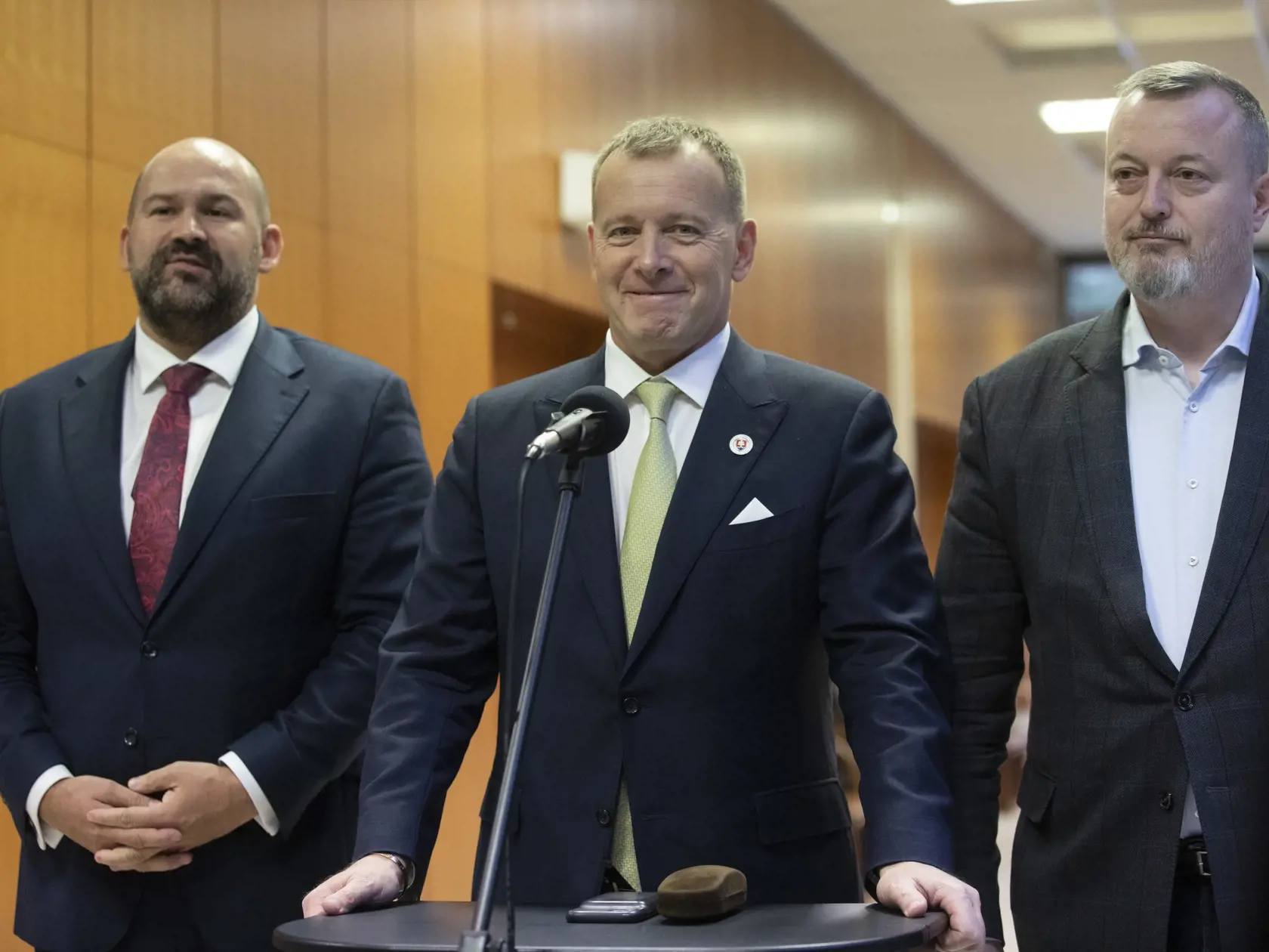 Pčolinský sa neštíti ničoho. Na kolegov s radosťou bonzuje.