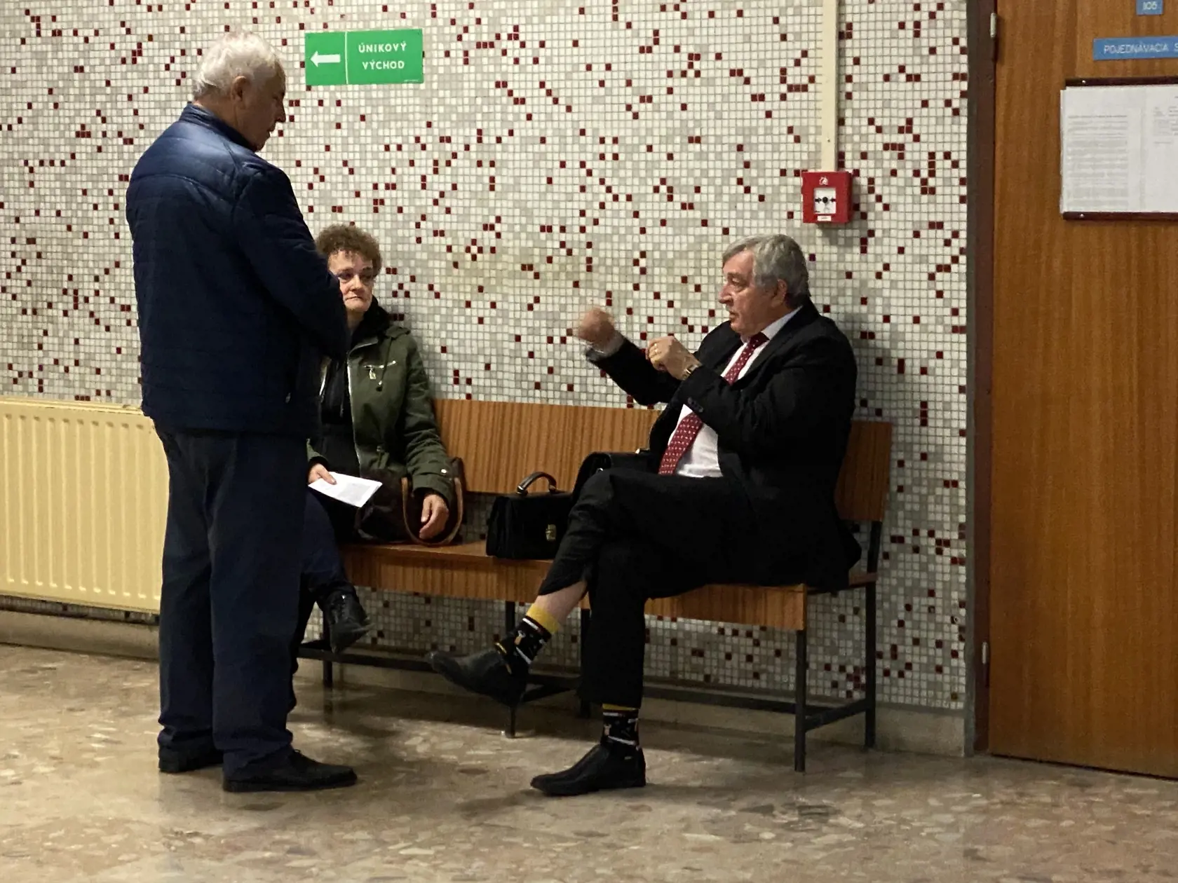 Exekútor Karol Mihal so svojimi zamestnancami, ktorí prišli k prípadu na súd vypovedať ako svedkovia.