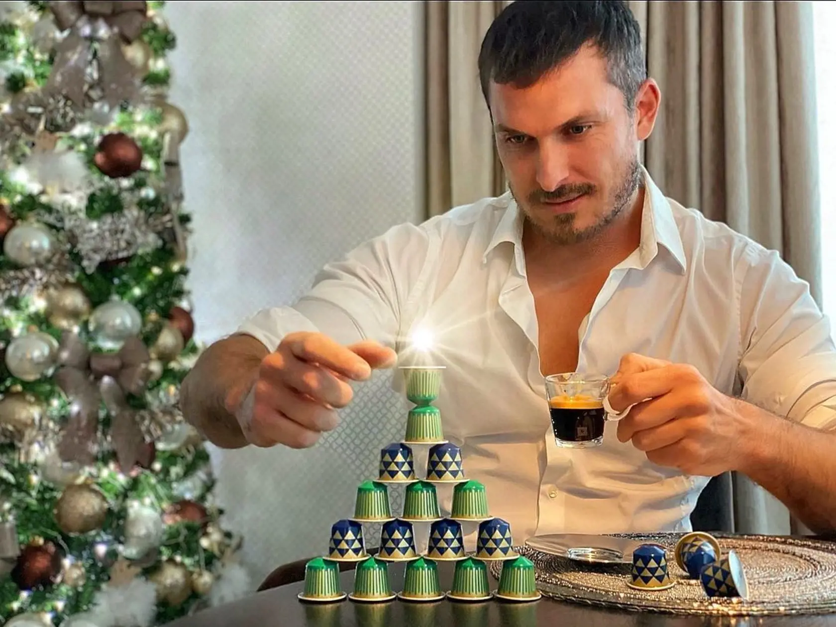 Stenu zdobí zaujímavá tapeta.