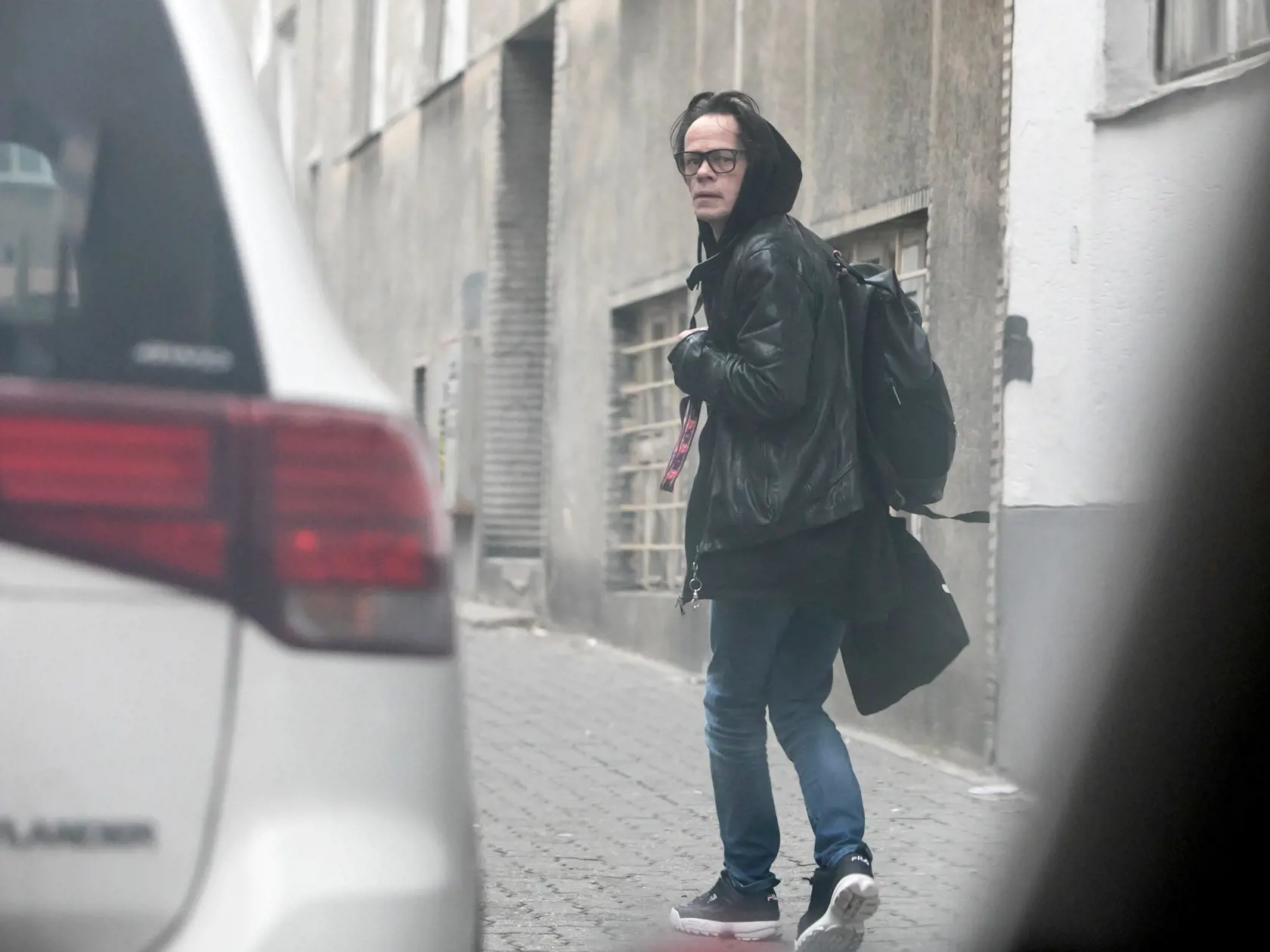 Robo Roth na ulici, v okolí prekliateho bytu potom, čo jeho manželka Monika Potokárová spáchala samovraždu.