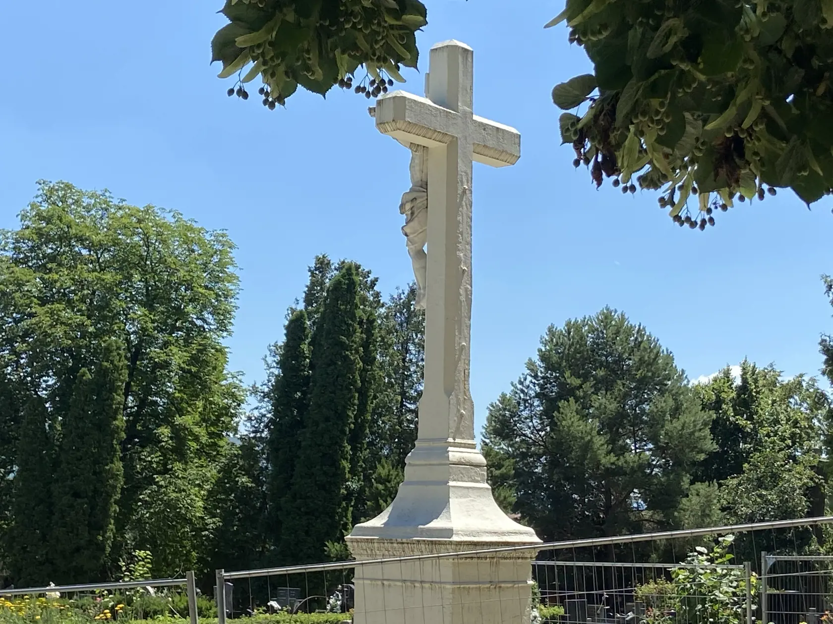 Hrob herečky sa nachádza blízko ústredného cintorínskeho kríža na Verejnom cintoríne v Košiciach.