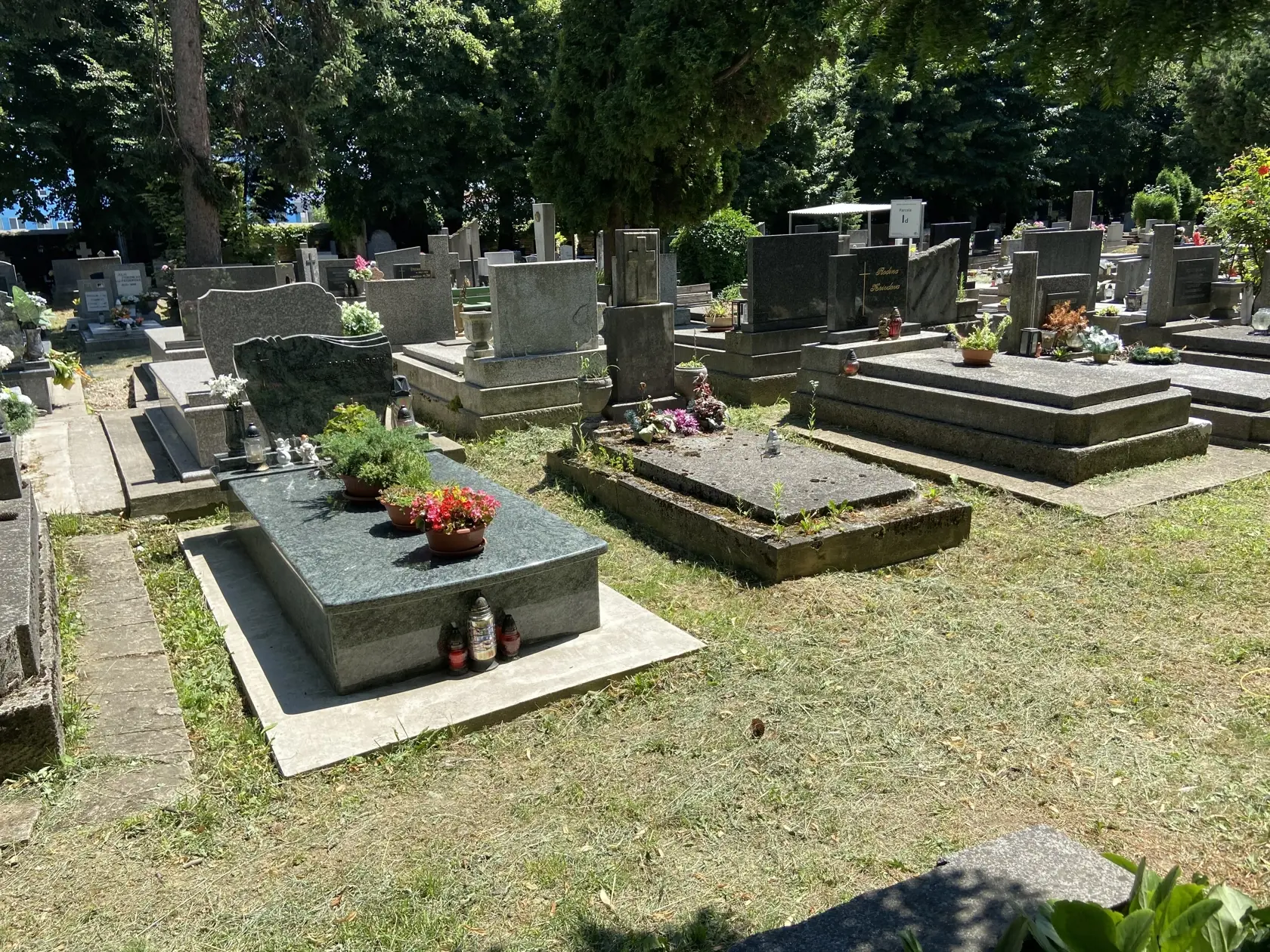 Hrob Potokárovej sa nachádza v starej časti cintorína medzi hrobmi staršieho dáta.