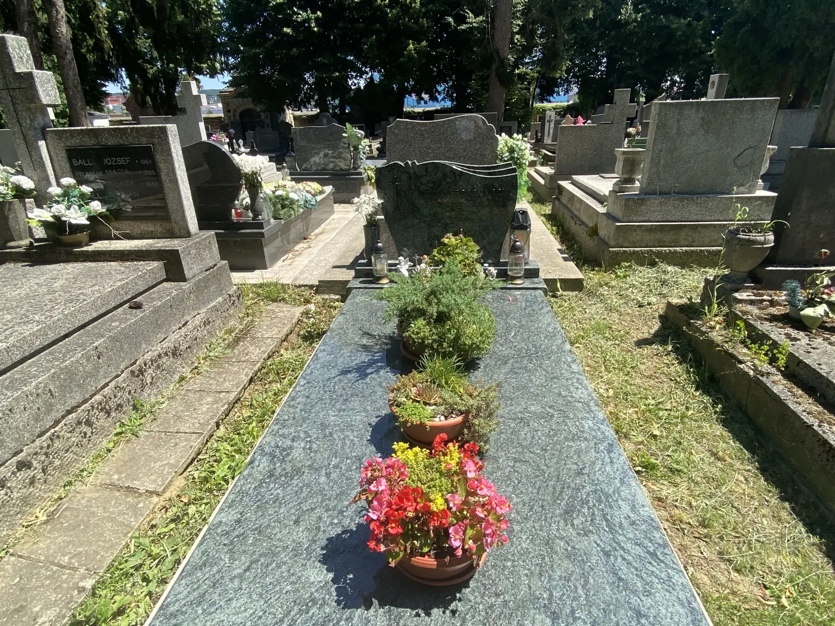 Hrob Moniky je vždy upravený, ale jeho výzdoba na to, že tu odpočíva mladá žena, je veľmi ponurý.
