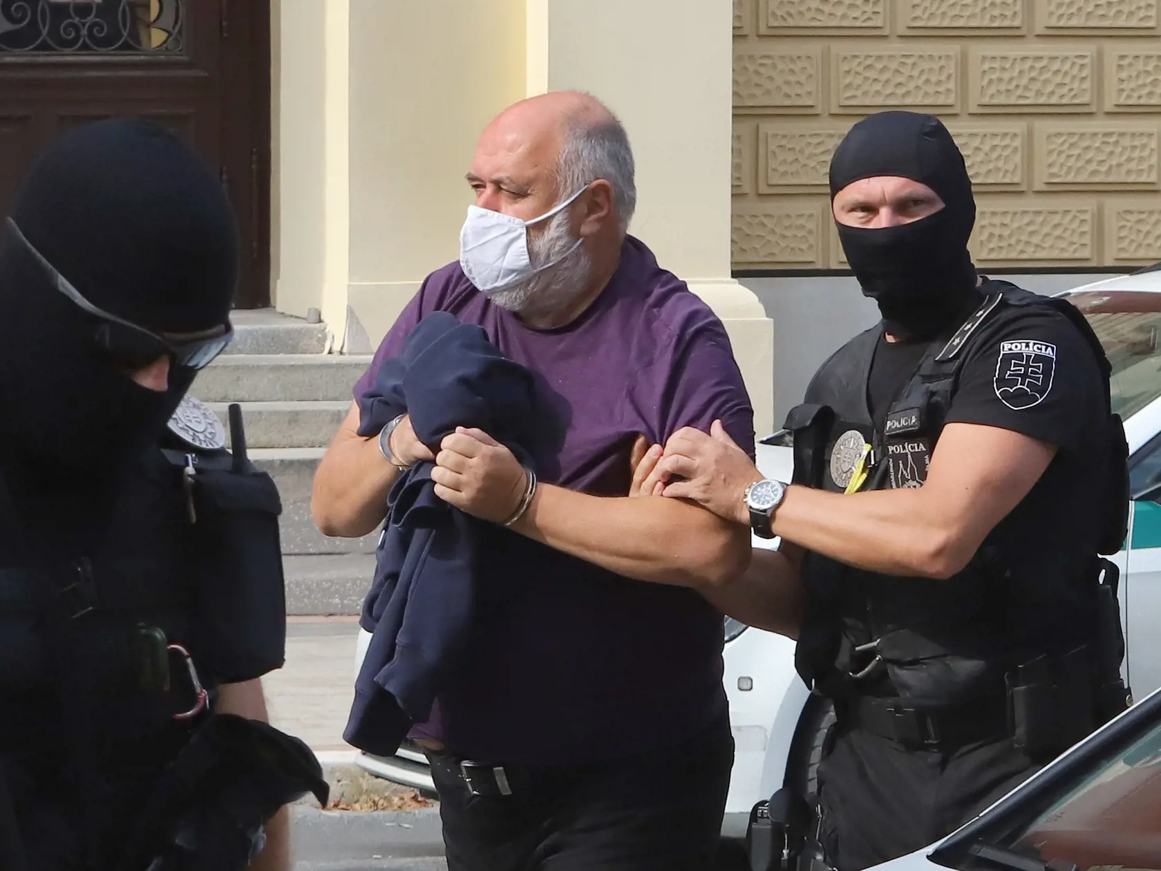 Na snímke eskorta privádza bývalého krajského sudcu Pavla P. na Špecializovaný trestný súd (ŠTS) v Banskej Bystrici v stredu 16. septembra 2020. ŠTS rozhoduje o návrhu prokurátora Úradu špeciálnej prokuratúry (ÚŠP) na väzbu pre sudcu okresného súdu Žilina s dočasne pozastaveným výkonom Daniela B., bývalého krajského sudcu Pavla P., advokáta Ľuboša M. a Juraja F. Všetky štyri osoby v akcii Plevel boli obvinené zo zločinu prijímania úplatku. FOTO TASR - Ján Krošlák 