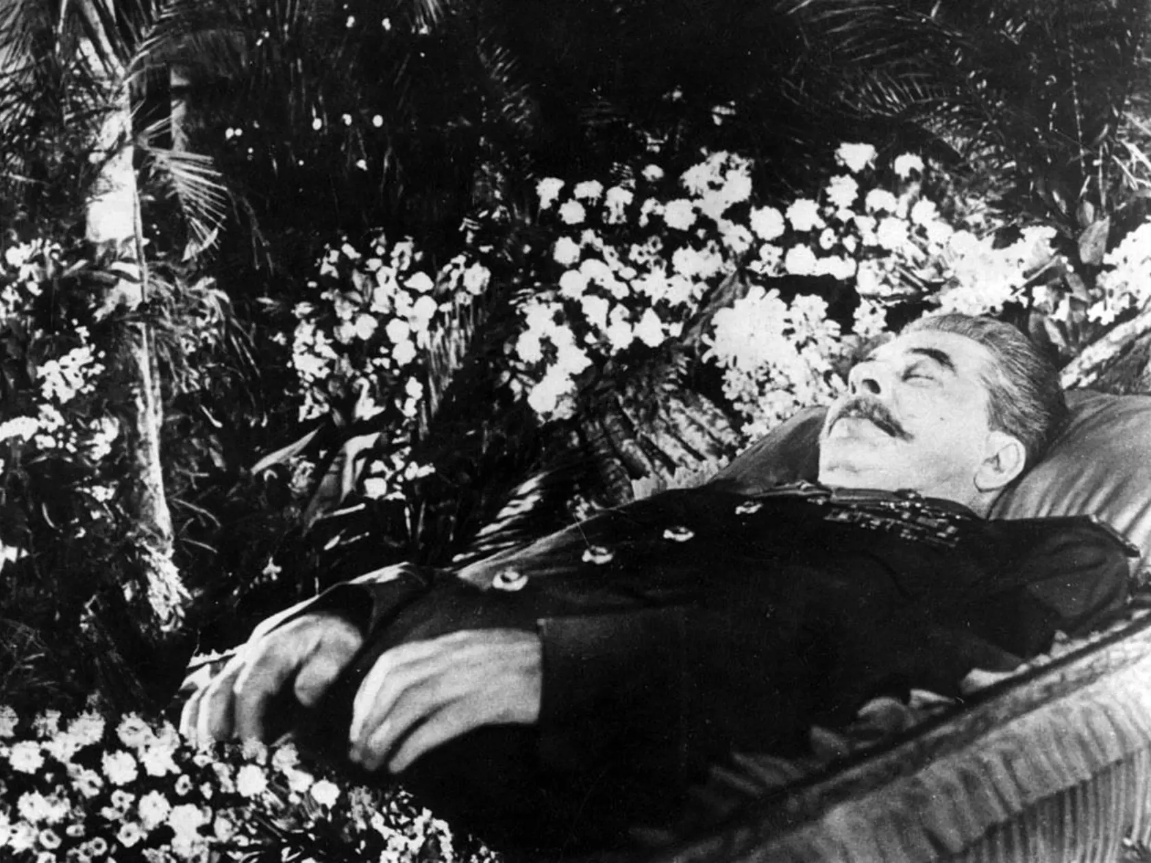 Marec 1953. Stalin je mŕtvy a mnohí obyvatelia Sovietskeho zväzu si nedokážu predstaviť, kto by ho mohol nahradiť.