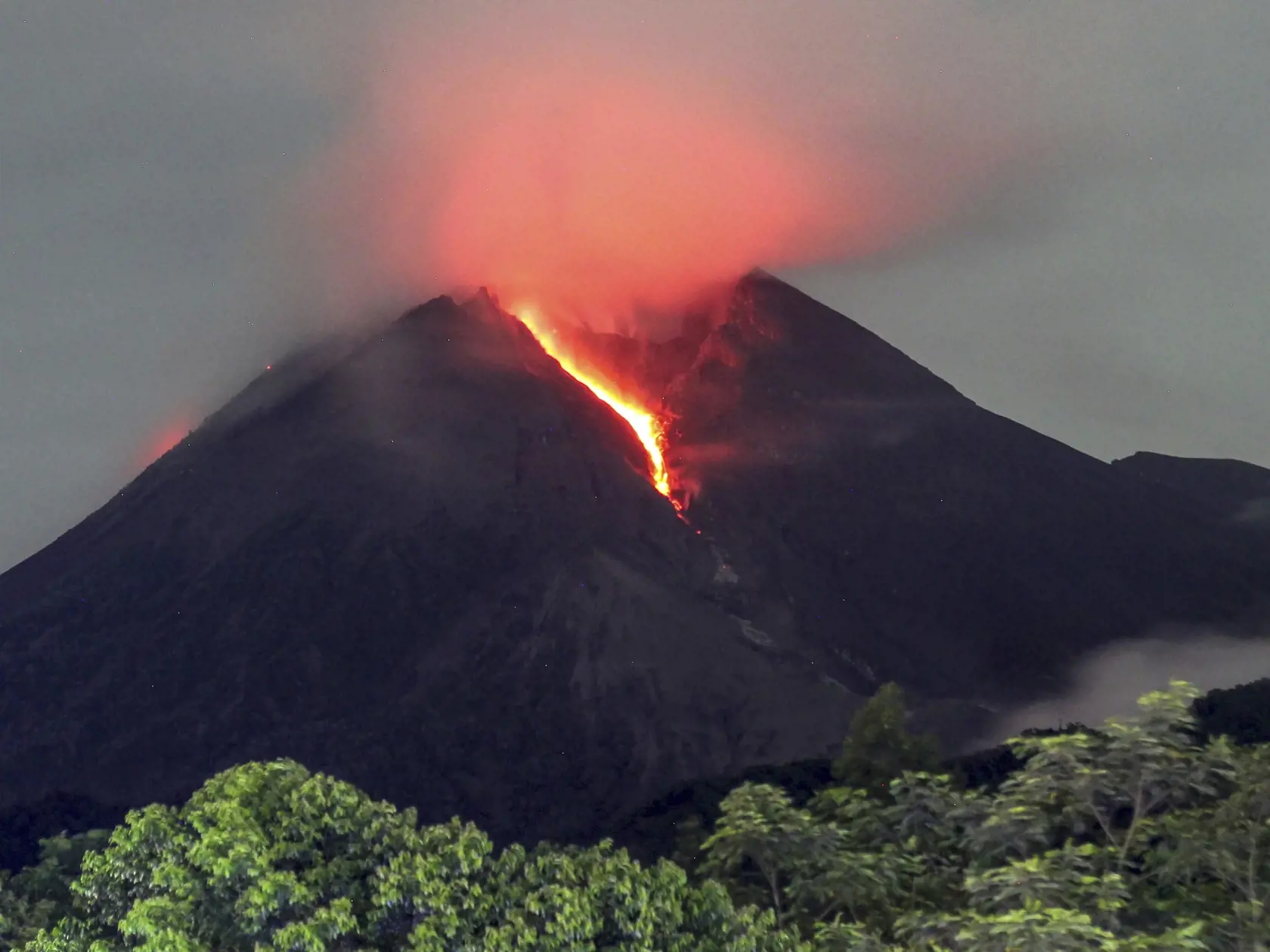 Láva vyteká z kráteru sopky Merapi v obci Cangkringan v regióne Sleman v centrálnej časti ostrova Jáva v piatok 11. marca 2022. Vulkán Merapi v piatok pokračuje v sopečnej aktivite. Miestne úrady zakázali ťažbu a turistiku na svahoch sopky.