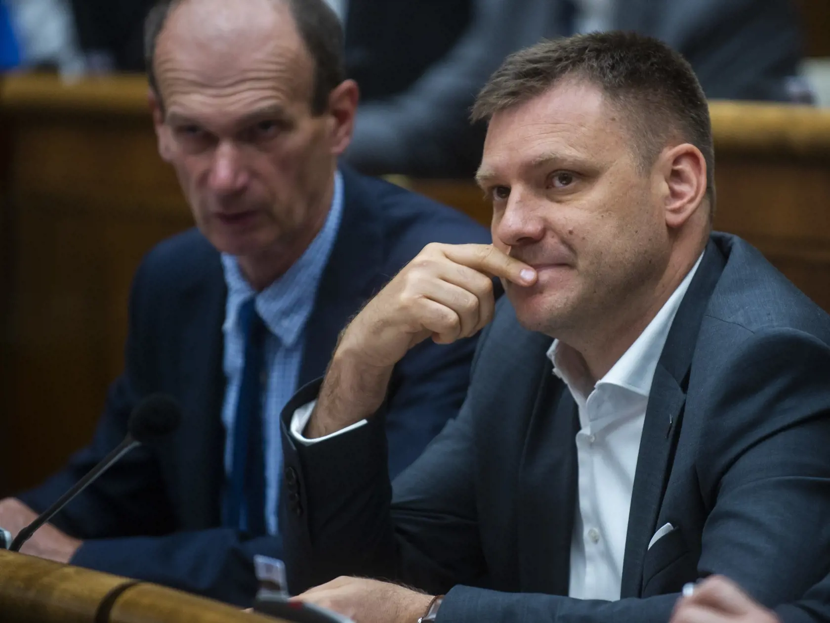Na snímke nezaradení poslanci, zľava Štefan Kuffa a Tomáš Taraba počas rokovania 65. schôdze Národnej rady SR 25. mája 2022 v Bratislave. FOTO TASR - Jakub Kotian