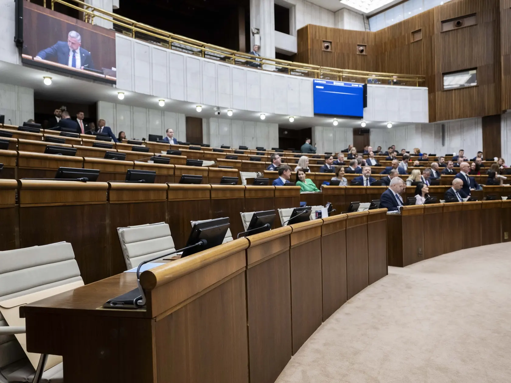 Na snímke prázdne lavice koaličných poslancov počas hlasovania k otvoreniu 34. schôdze Národnej rady (NR) SR na vyslovenie nedôvery ministrovi obrany SR Robertovi Kaliňákovi (Smer-SD) v utorok 1. apríla 2025 v Bratislave. Mimoriadnu schôdzu Národnej rady (NR) SR k odvolávaniu ministra obrany Roberta Kaliňáka (Smer-SD) sa zatiaľ nepodarilo otvoriť. Poslanci neboli uznášaniaschopní. FOTO TASR - Jakub Kotian