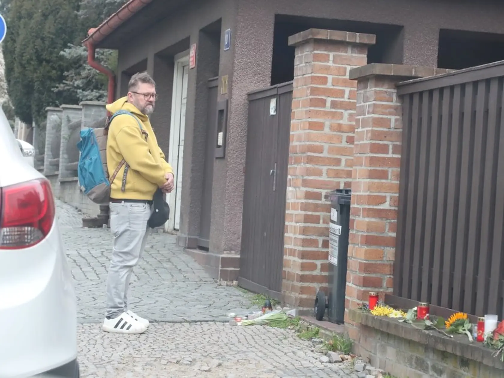 Medzi ľuďmi, ktorí si prišli uctiť Aničkinu pamiatku bol aj herec Karel Zima.