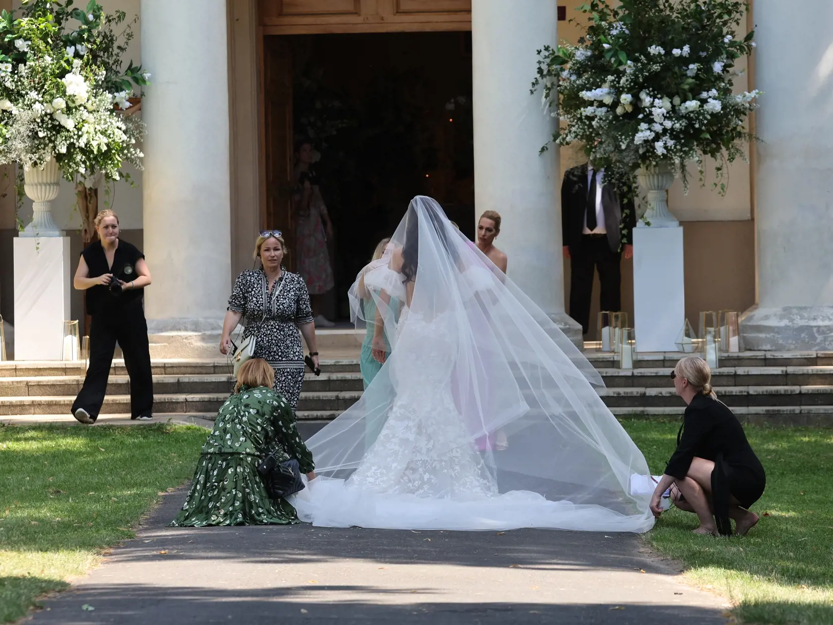 Nevesta Barbora mala nádherné šaty s dlhou vlečkou.