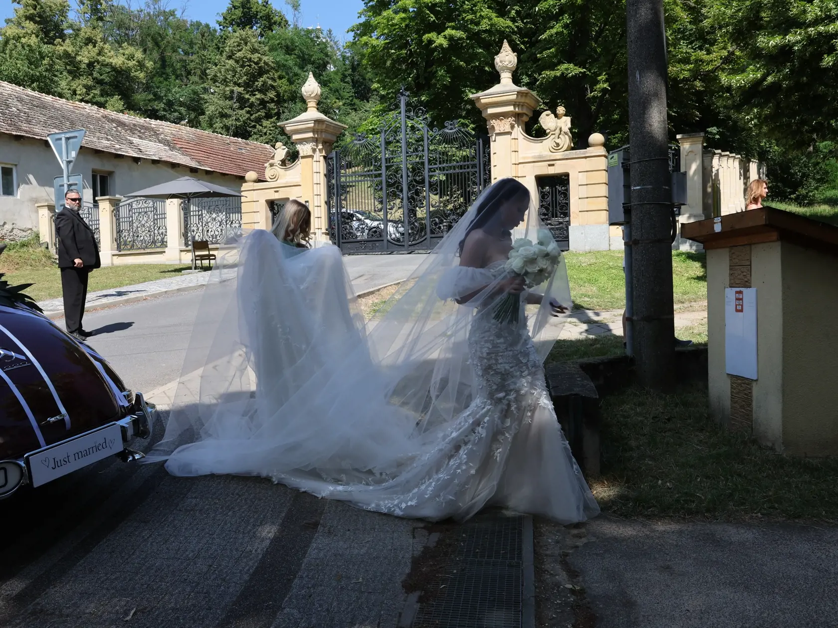 Nevesta Barbora mala nádherné šaty s dlhou vlečkou.