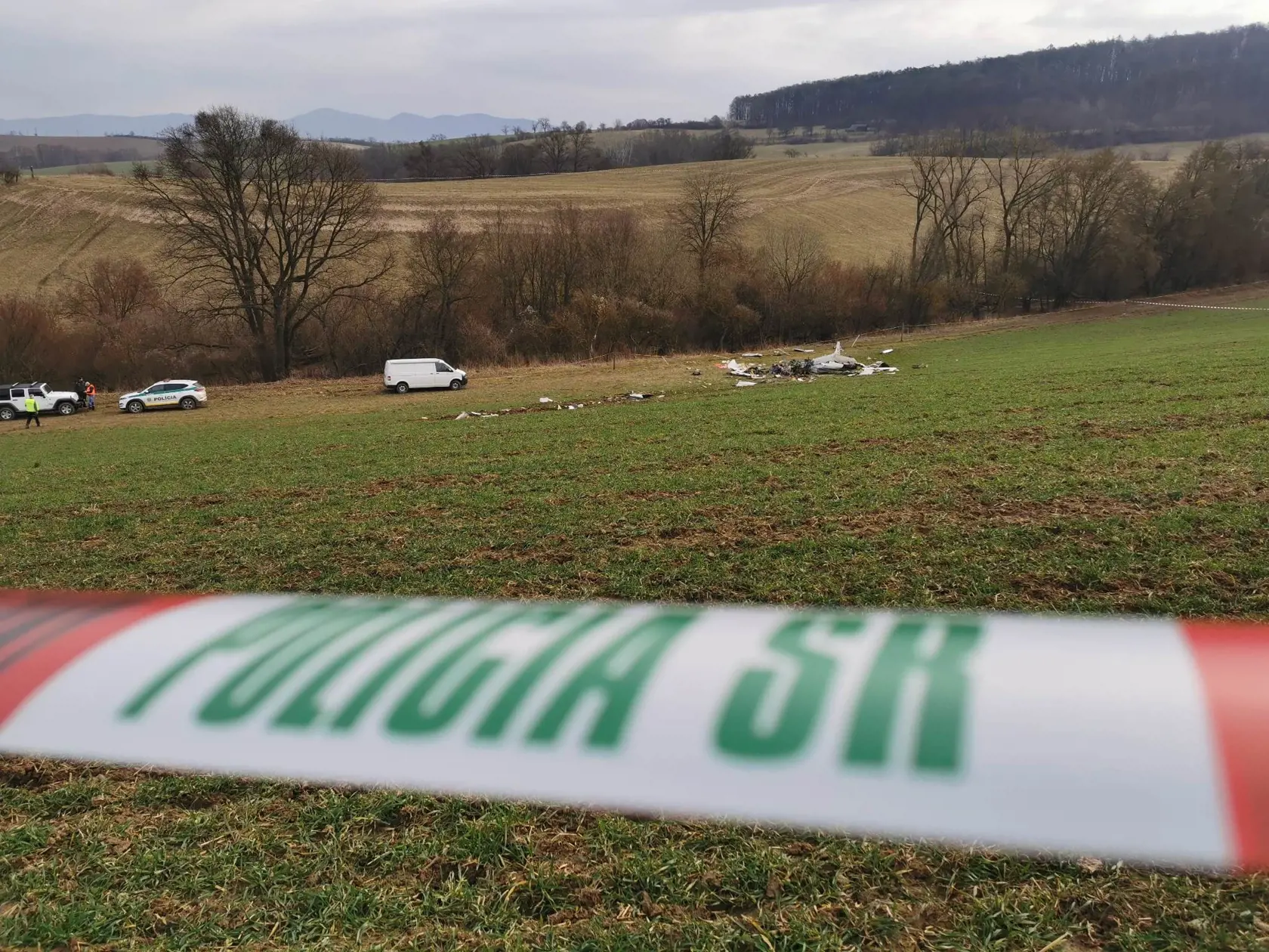 Deň po tragickom nešťastí sú trosky zrúteného lietadla stále na poli, miesto obhliadajú pracovníci Leteckého a námorného vyšetrovacieho útvaru. Na snímke zrútené lietadlo v Trenčianskych Stankovciach 23. februára 2023.