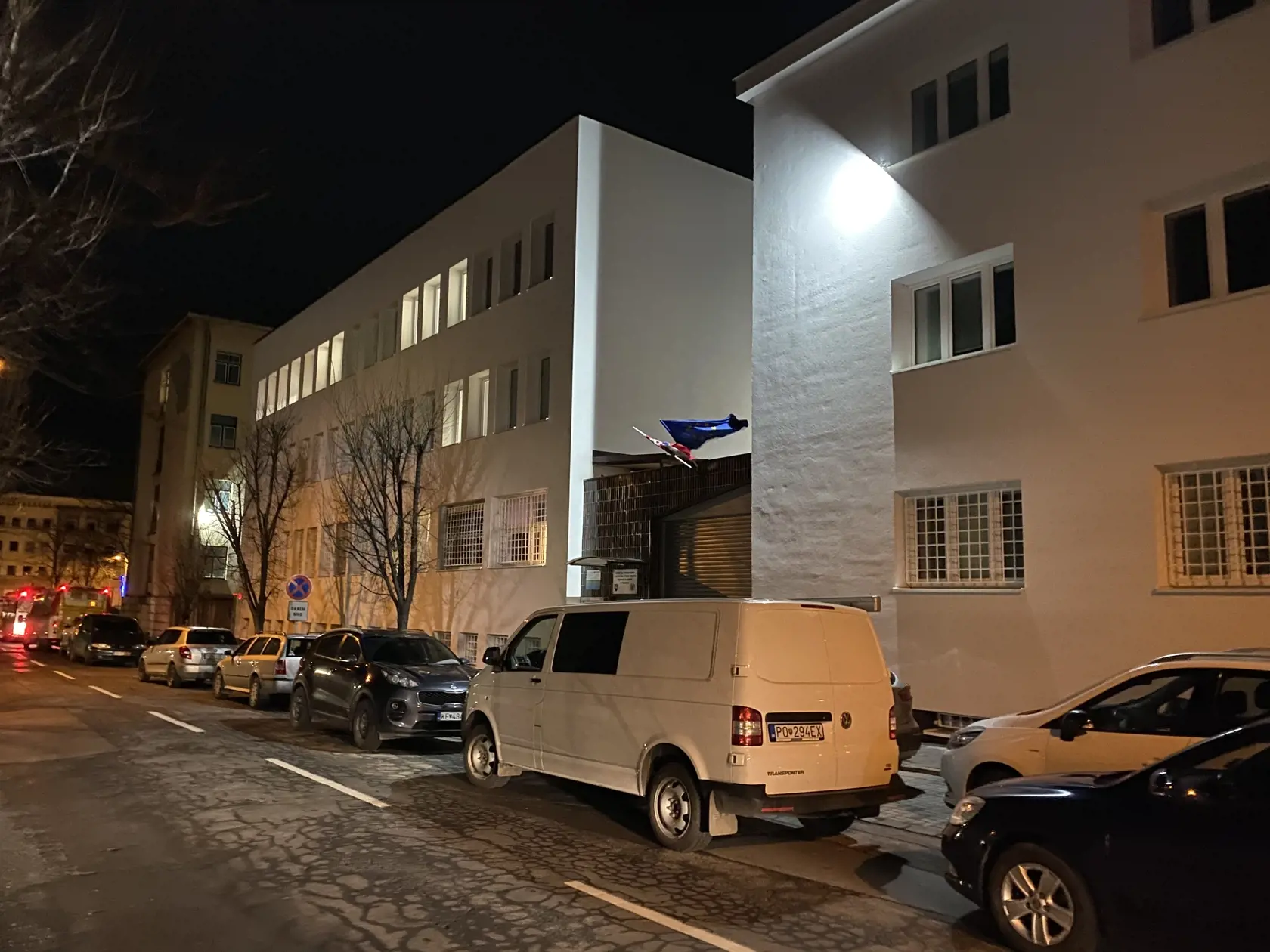 V utorok od večera do neskorej noci stáli pred prešovskou väznicou autá kriminalistov. V oknách v administratívnej časti budovy, kde má kanceláriu aj riaditeľ zariadenia, sa svietilo do skorého rána.