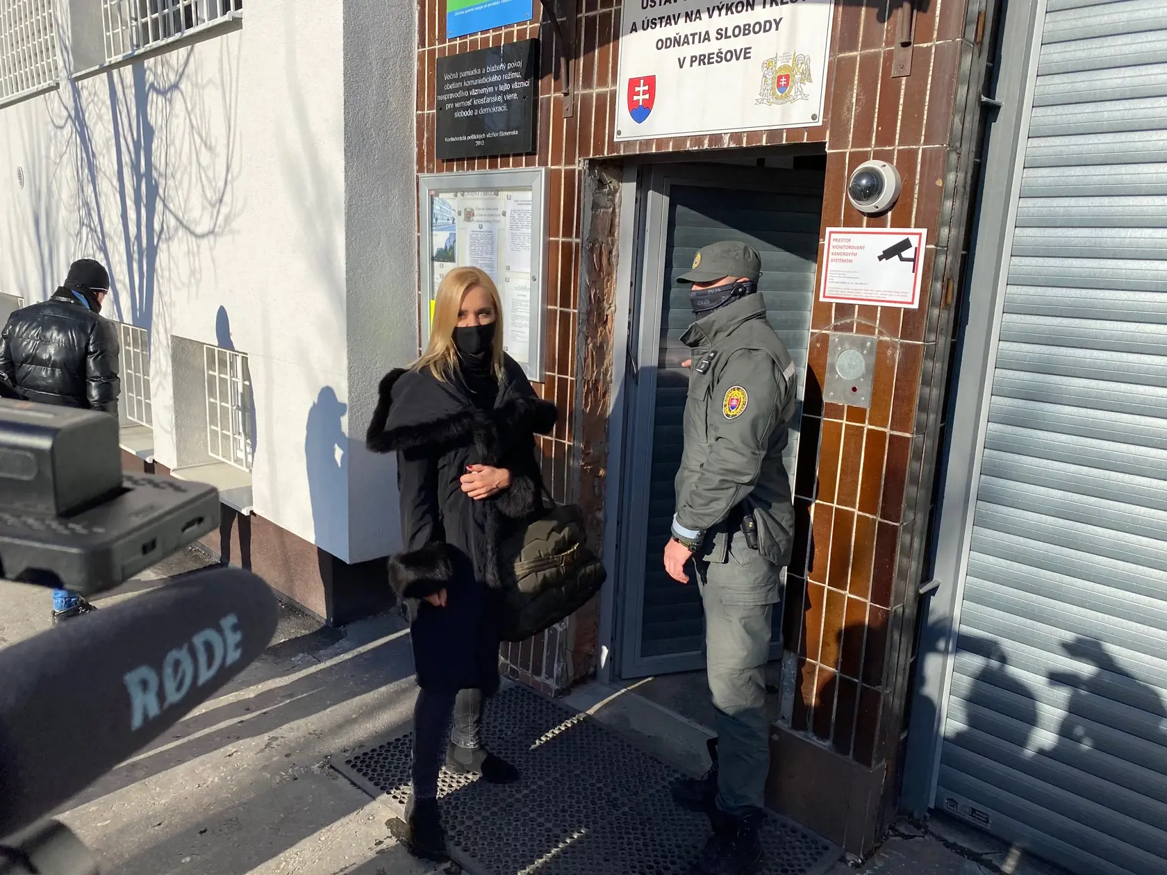 Exministerka vnútra Denisa Saková a členka nezávislej komisie na prešetrenie smrti Milana Lučanského pred vstupom do prešovskej väznice.