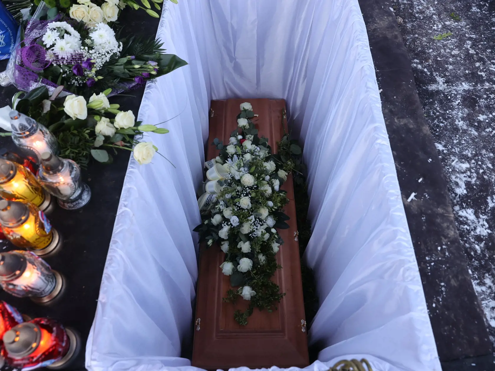 Odišiel v záplave kvetov: Poslali mu ich aj Igor Matovič a Zuzana Čaputová.