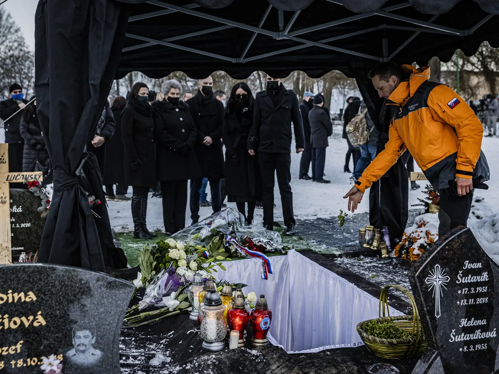 Na cintoríne v obci Štrba sa uskutočnila posledná rozlúčka so zosnulým bývalým Prezidentom PZ SR Milanom Lučanským.Na snímke manželka Martina Lučanská v doprovode synov.