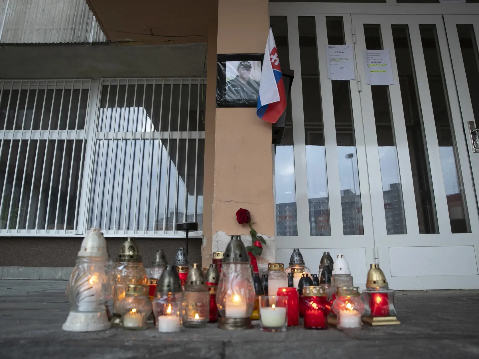 Spomienka pred budovou polície na Námestí Hraničiarov v Bratislave na bývalého policajného prezidenta Milana Lučanského, ktorý spáchal v kolúznej väzbe samovraždu. 