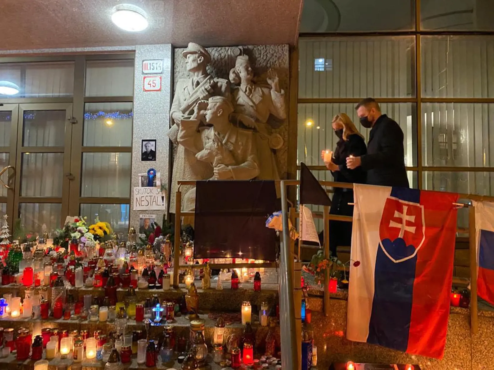 Denisa Saková si uctila pamiatku svojho nebohého kolegu Milana Lučanského zapálením sviečky priamo pred policajným prezídiom.