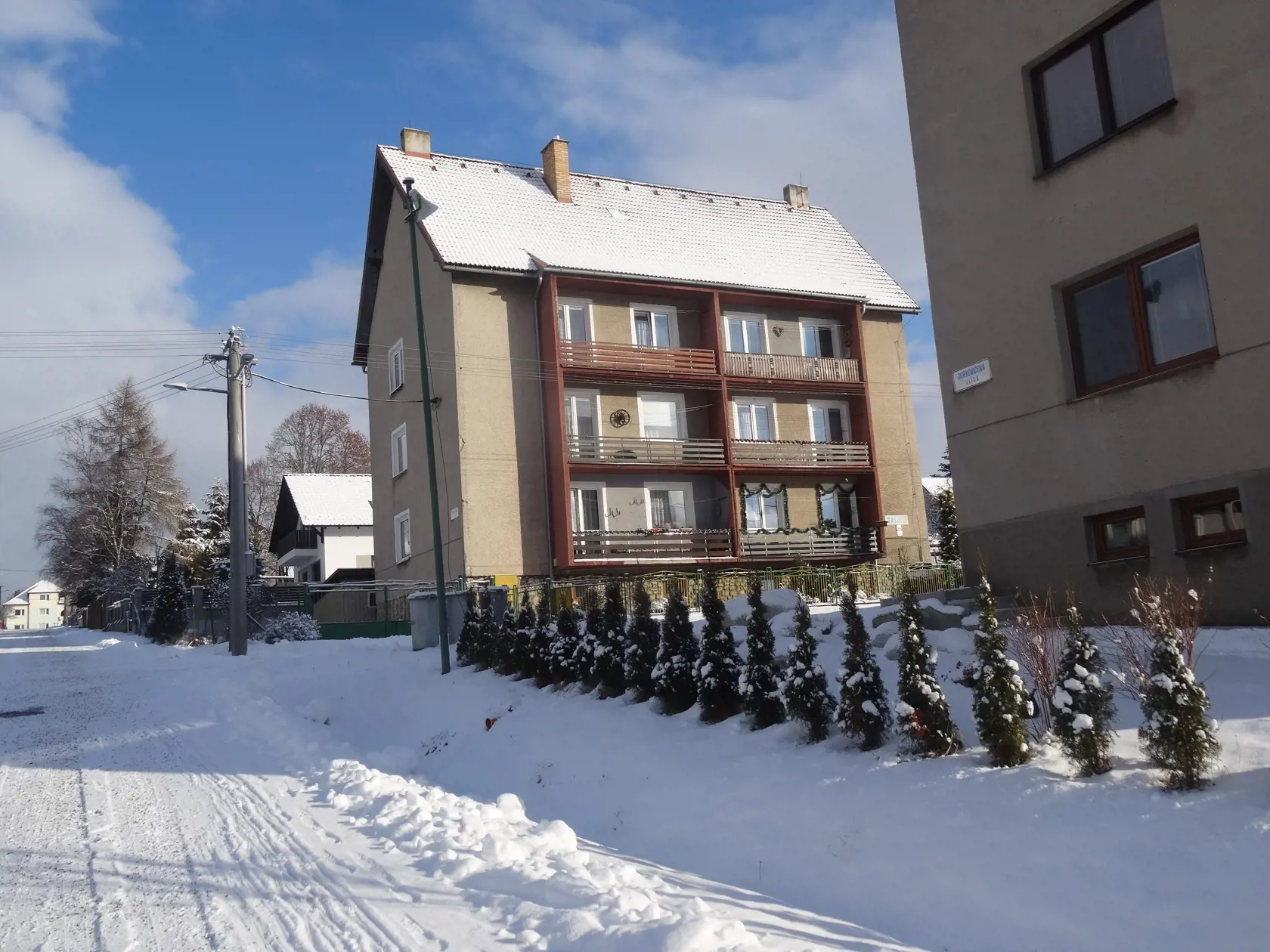 V tomto bloku sa narodil a vyrastal Milan Lučanský. Dnes tu žije jeho mamička.