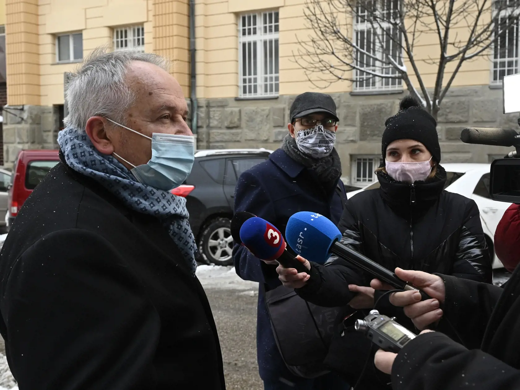 Právny zástupca rodiny Milana Lučanského Miroslav Radačovský hovorí k novinárom pred Nemocnicou pre obvinených a odsúdených v Trenčíne, kde prebiehala previerka špeciálnej komisie určenej na vyšetrovanie okolností samovraždy bývalého prezidenta Policajného zboru Milana Lučanského, 14. januára 2021 v Trenčíne. FOTO TASR - Radovan Stoklasa
