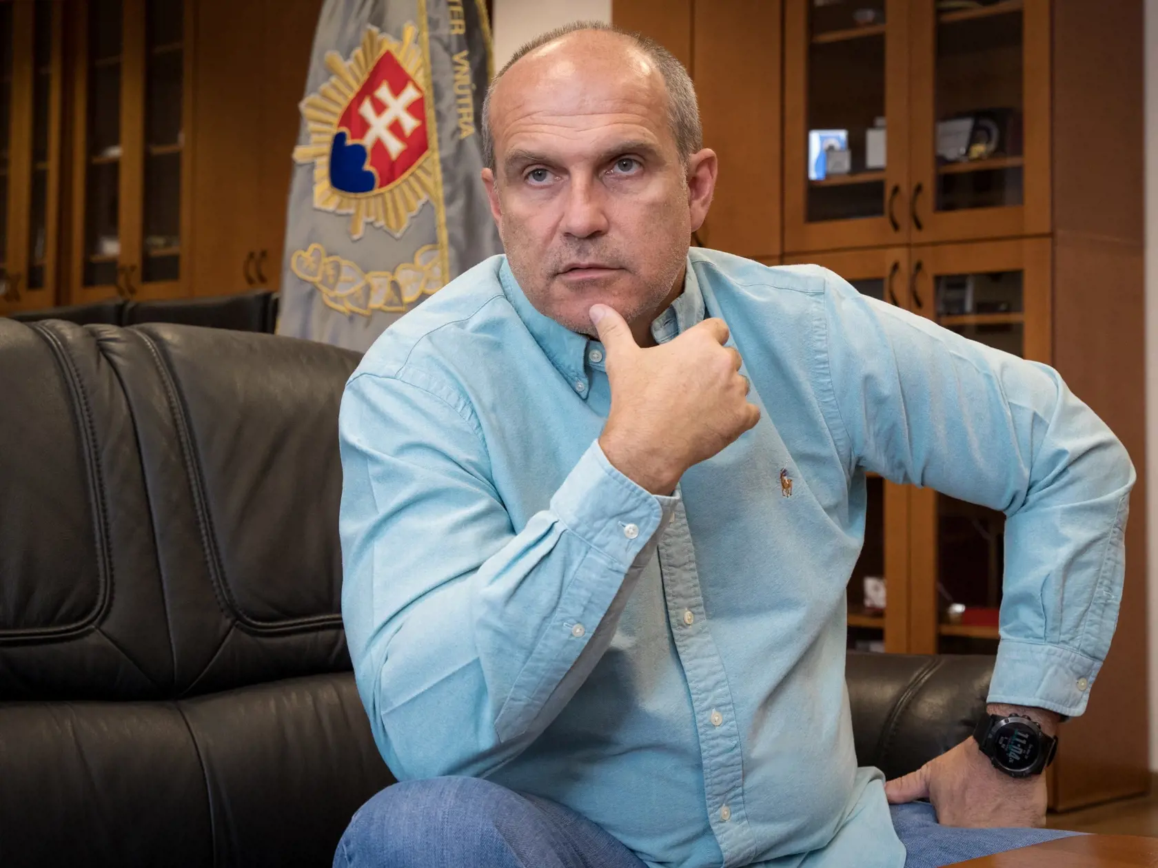 Rozhovor s prezidentom policajného zboru SR Milanom Lučanským, pre týždenník Plus 7 dní.