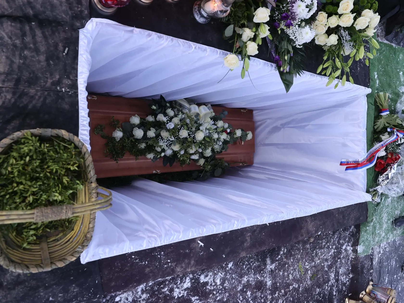 Veniec a ikebanu poslali na pohreb aj z policajného prezídia Poľskej republiky.