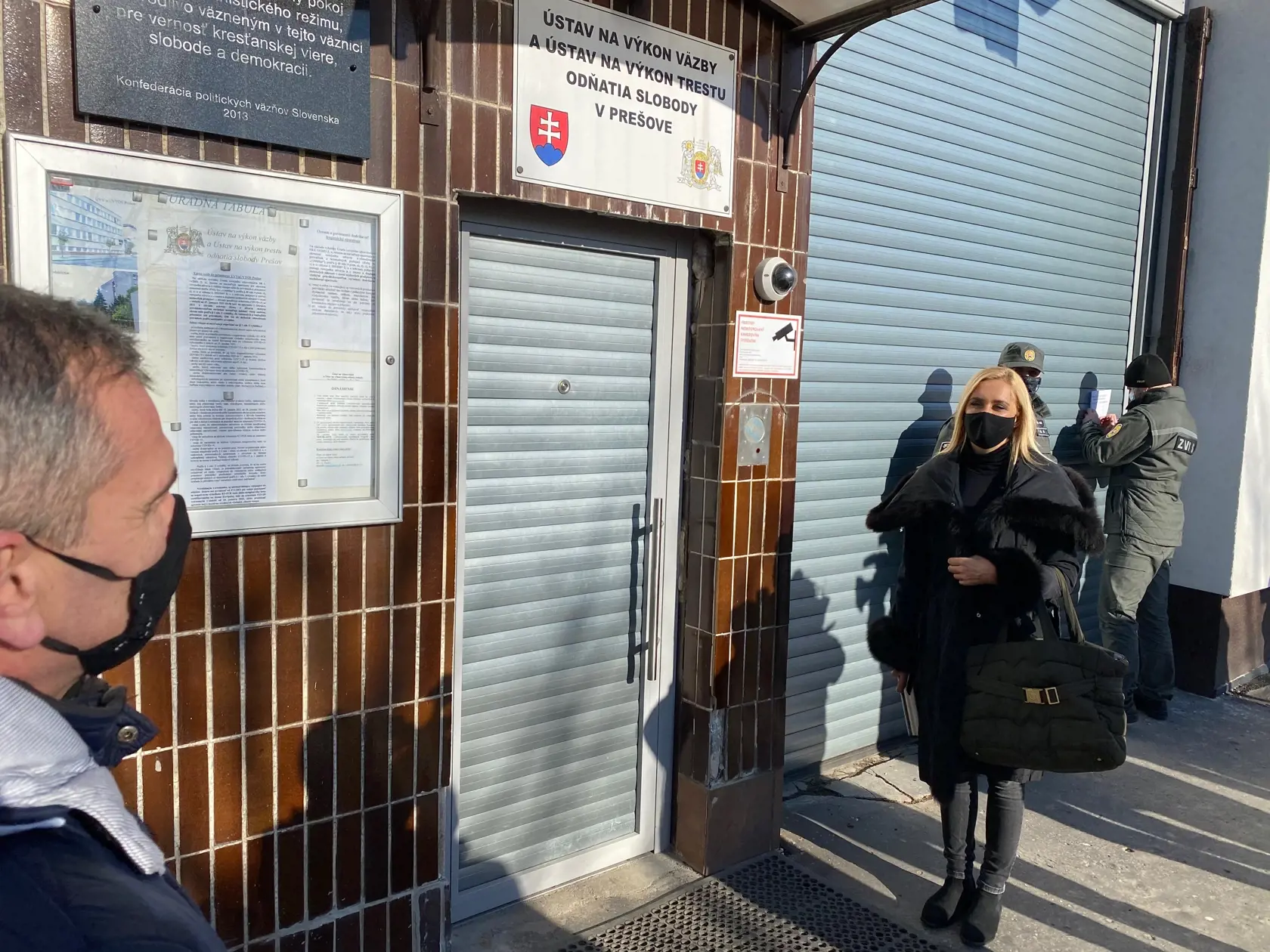 Exministerka vnútra Denisa Saková a členka nezávislej komisie na prešetrenie smrti Milana Lučanského pred vstupom do prešovskej väznice.