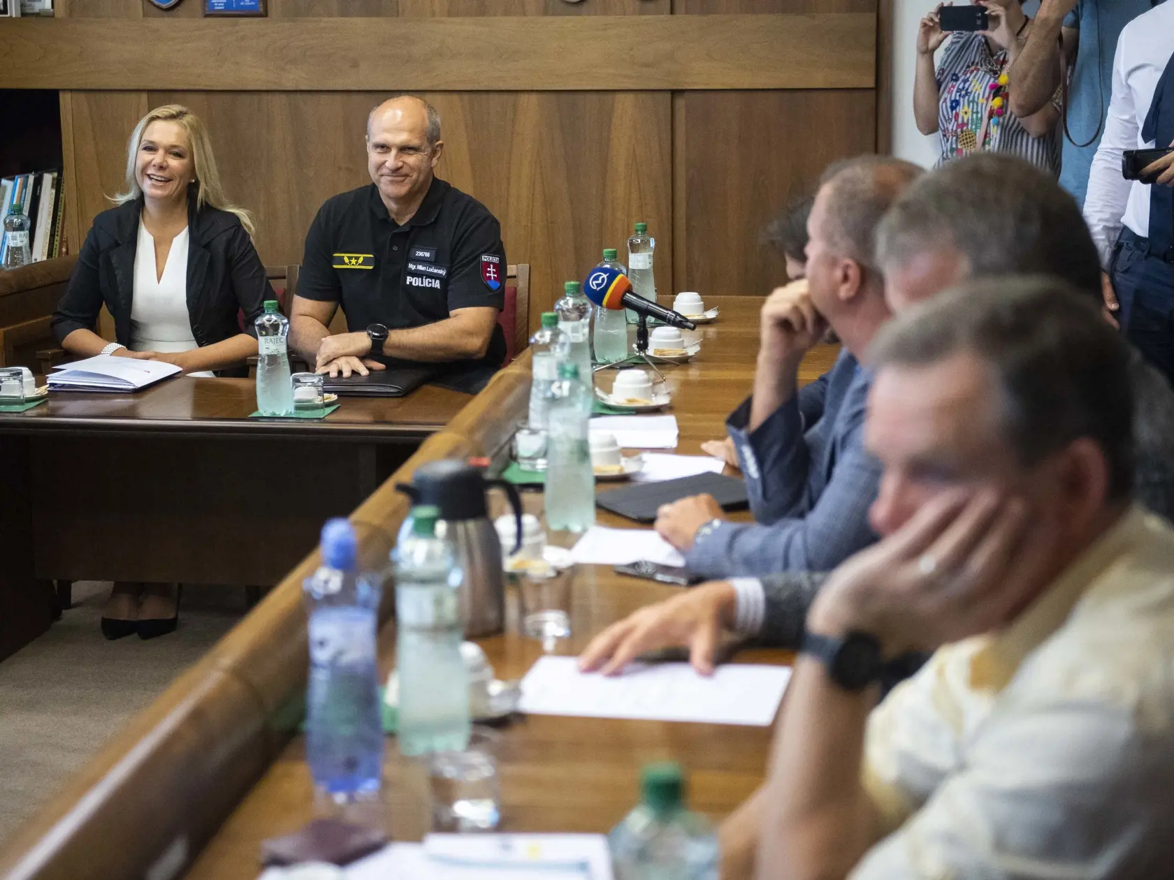 Na snímke zľava ministerka vnútra SR Denisa Saková a prezident Policajného zboru SR Milan Lučanský  počas rokovania Výboru NR SR pre obranu a bezpečnosť v Bratislave 9. augusta 2018. Jediným bodom rokovania bolo objasnenie medializovaných informácií o únose občana VSR. FOTO TASR - Marko Erd