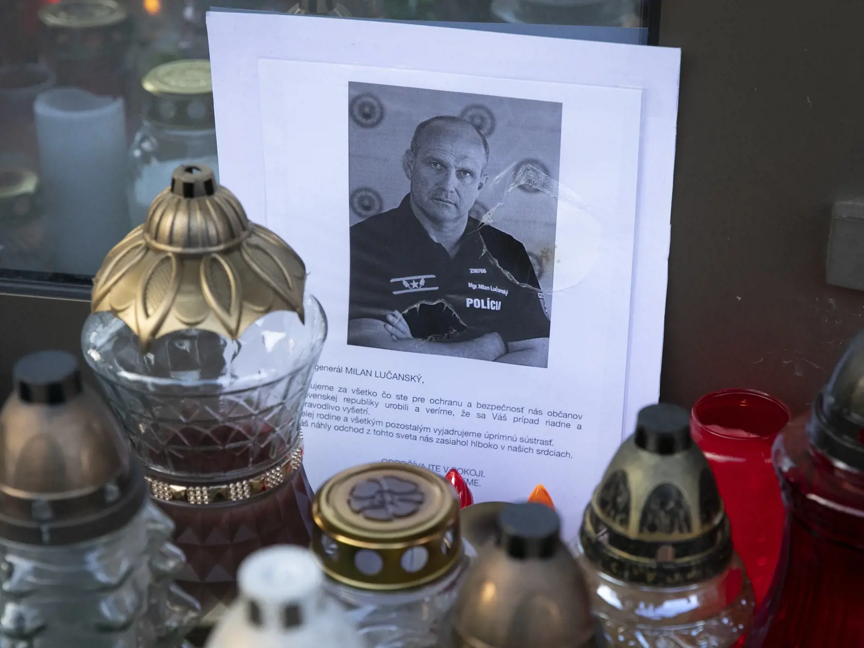 Posledná rozlúčka pred budovou prezídia policajného zboru Slovenskej republiky v Bratislave s bývalým policajným prezidentom Milanom Lučanským, ktorý spáchal v kolúznej väzbe samovraždu. Spomienka na generála Lučanského sa konala súbežne s jeho pohrebom v rodnej Štrbe.
