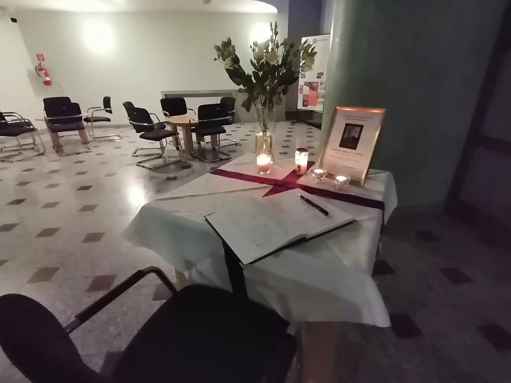 Takto si spomínajú ľudia na Milana Lučanského pred budovou Prezídia polície.
