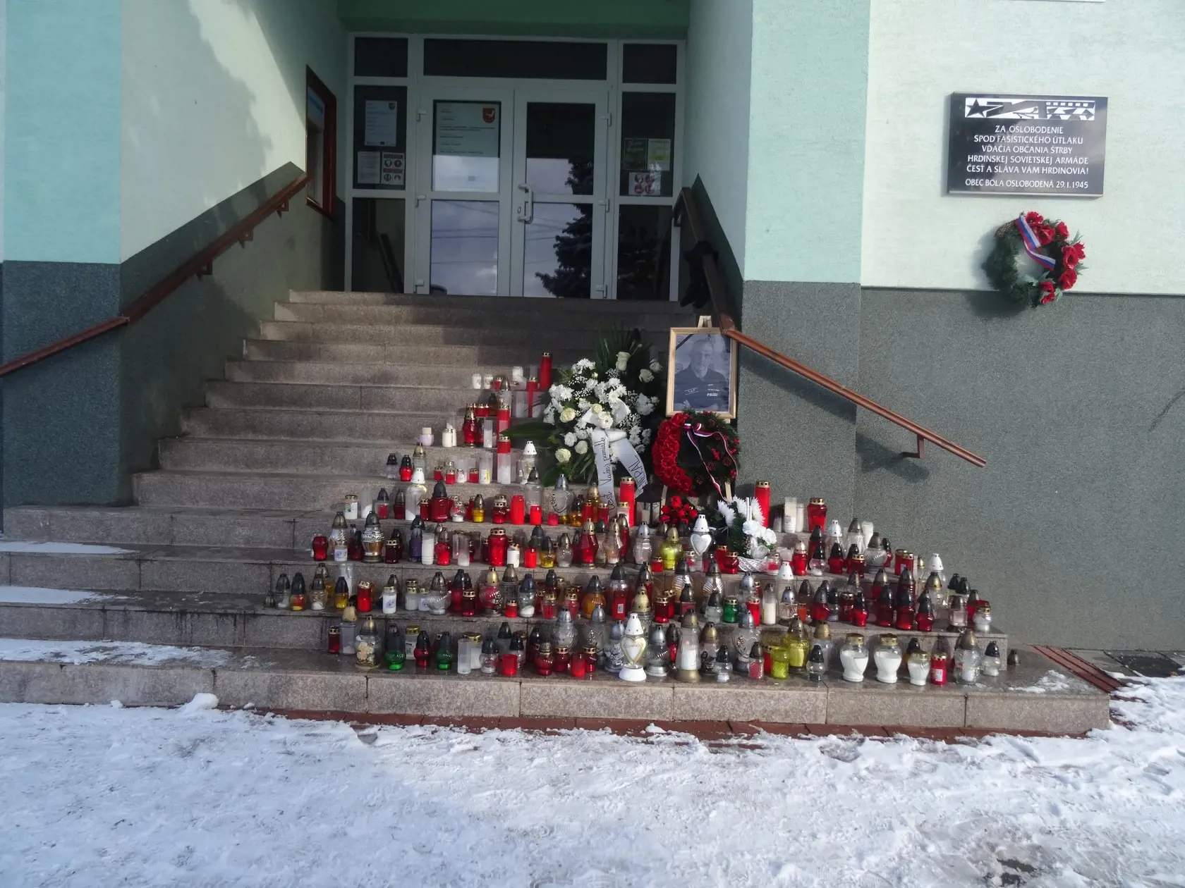 Pred kultúrnym domom je pietne miesto, kam chodia nielen domáci si uctiť pamiatku Milana Lučanského.