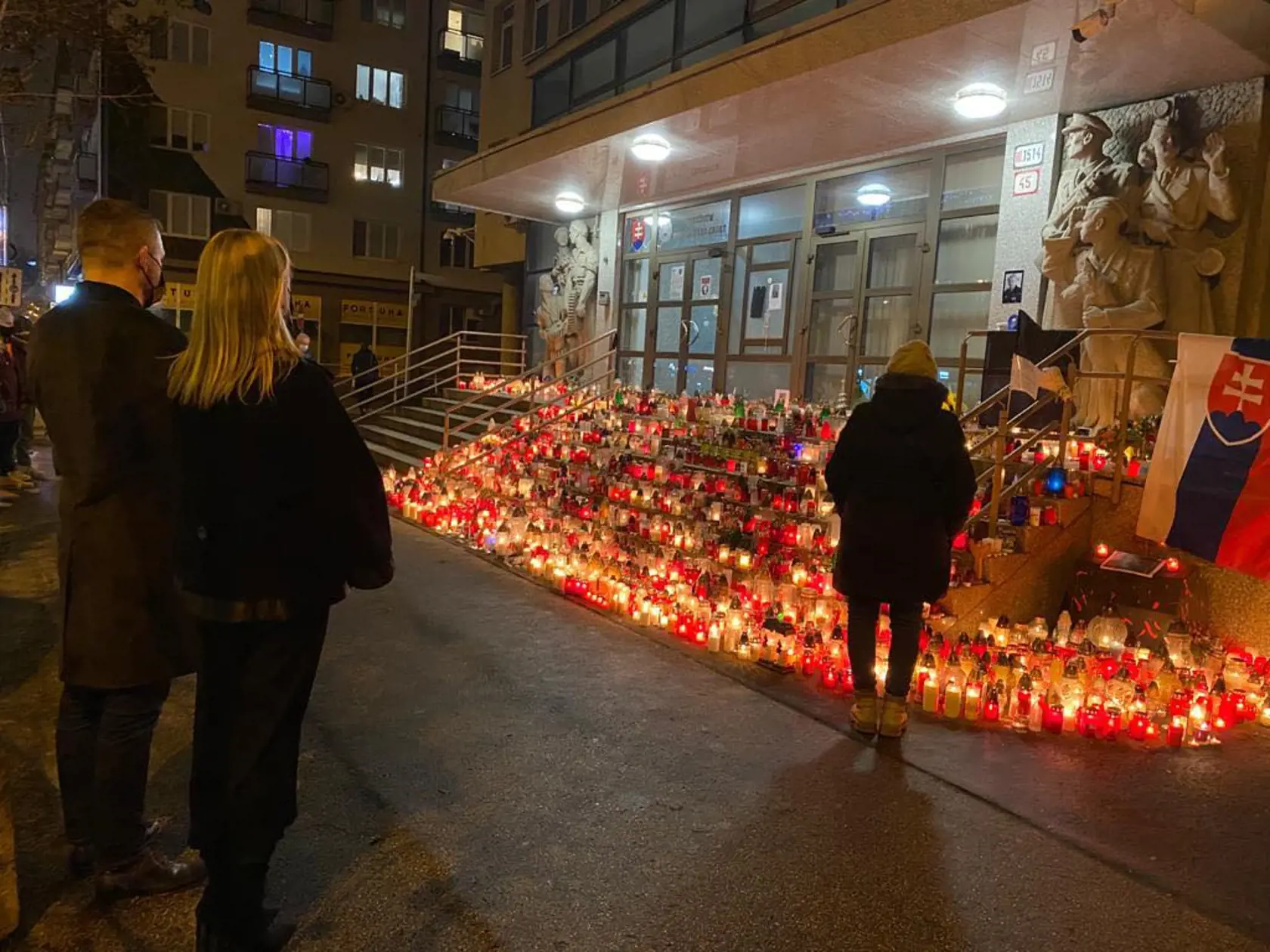 Denisa Saková si uctila pamiatku svojho nebohého kolegu Milana Lučanského zapálením sviečky priamo pred policajným prezídiom.