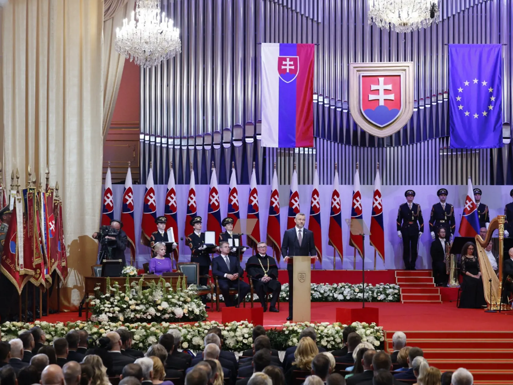 Podpredseda Národnej rady (NR) SR Peter Žiga (Hlas-SD) otvoril slávnostnú schôdzu parlamentu, na ktorej Peter Pellegrini zloží prezidentský sľub a ujme sa funkcie prezidenta SR.