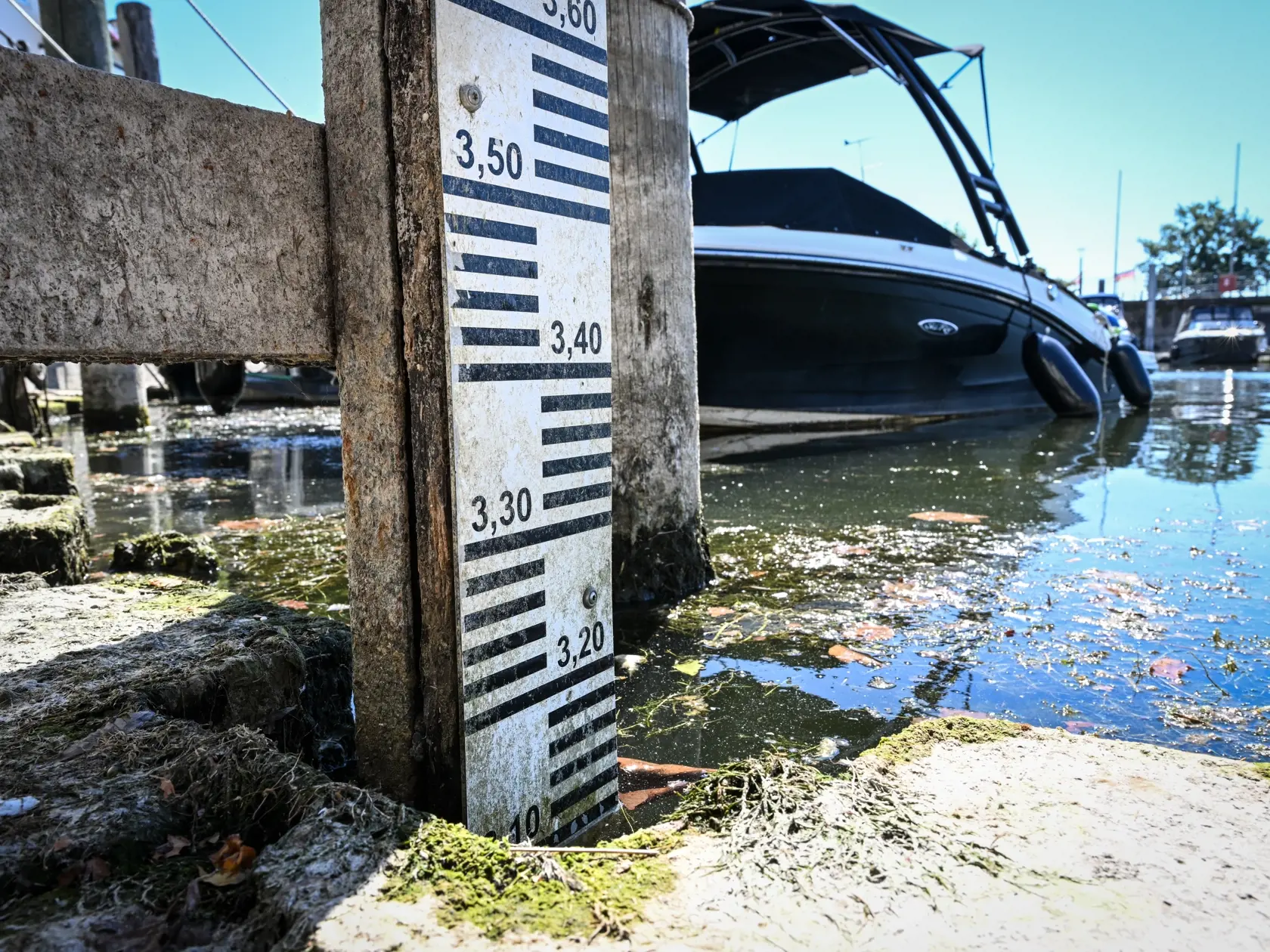 Vodomerná lata ukazuje výšku hladiny nižšiu ako 3,1 metra v prístave v Langenargen Am Bodensee 10. augusta 2022.