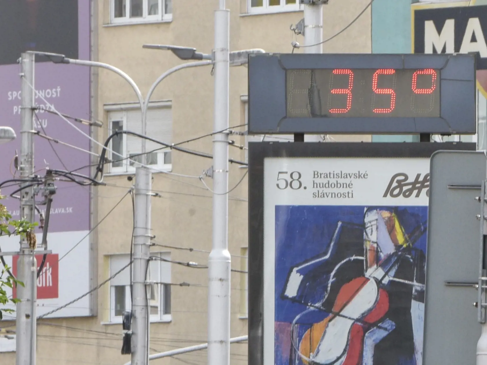 Na snímke digitálny teplomer zobrazujúci aktuálnu teplotu 35 stupňov Celzia počas horúceho letného dňa na Kamennom námestí 22. júna 2023 v Bratislave.