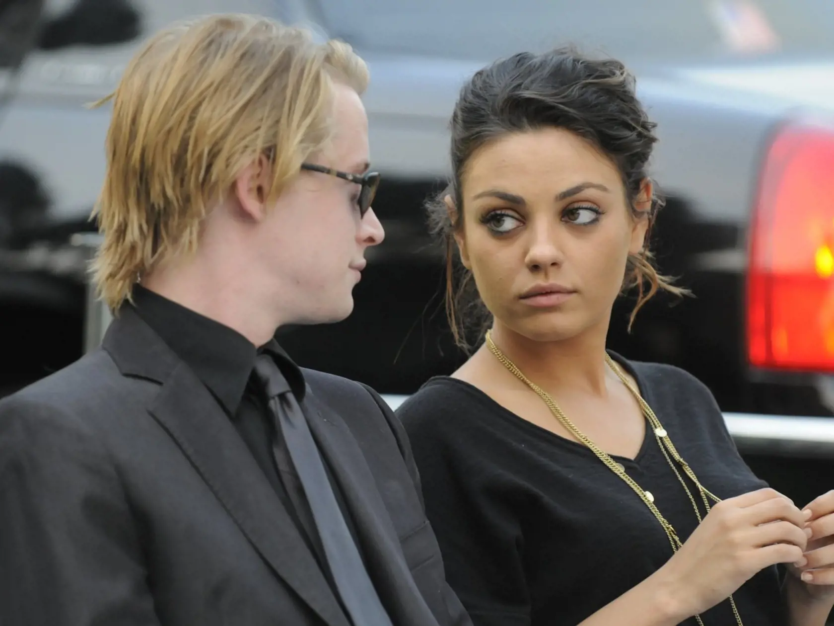 Herec a blízky priateľ zosnulého Michaela Jacksona Macaulay Culkin a herečka Mila Kunisová na pohrebe kráľa popu Michaela Jacksona.